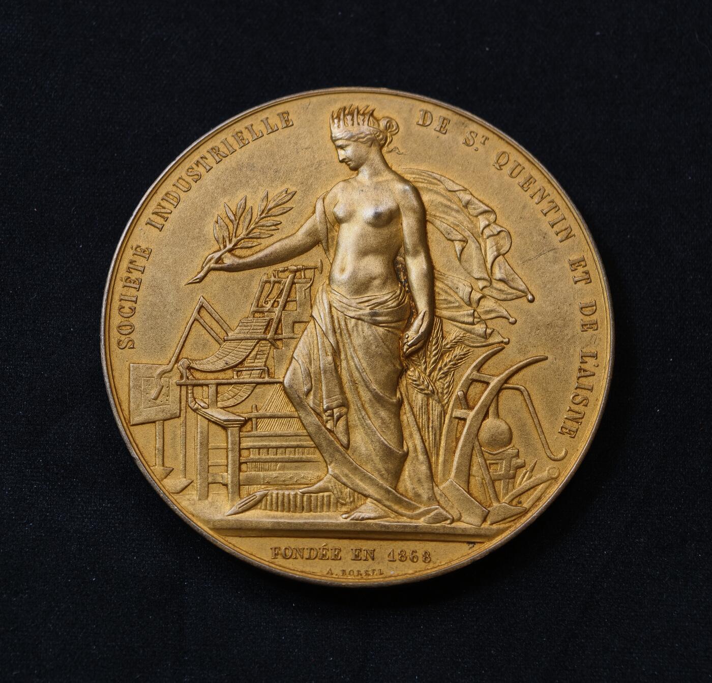 “方寸甄品”甄品场，甄臻铺-世界币章拍卖（第57期，直播拍卖），送拍享返佣金等优惠多多 1924年法国圣康坦工业协会颁发的银质纪念章，重100.751克，直径56.8毫米，原装红色皮盒，边铭2ARGENT代表800银，该章品相完好，细节丰富，正反面金水完好，边缘鎏金有脱落见视频，难得法国镀金大章。