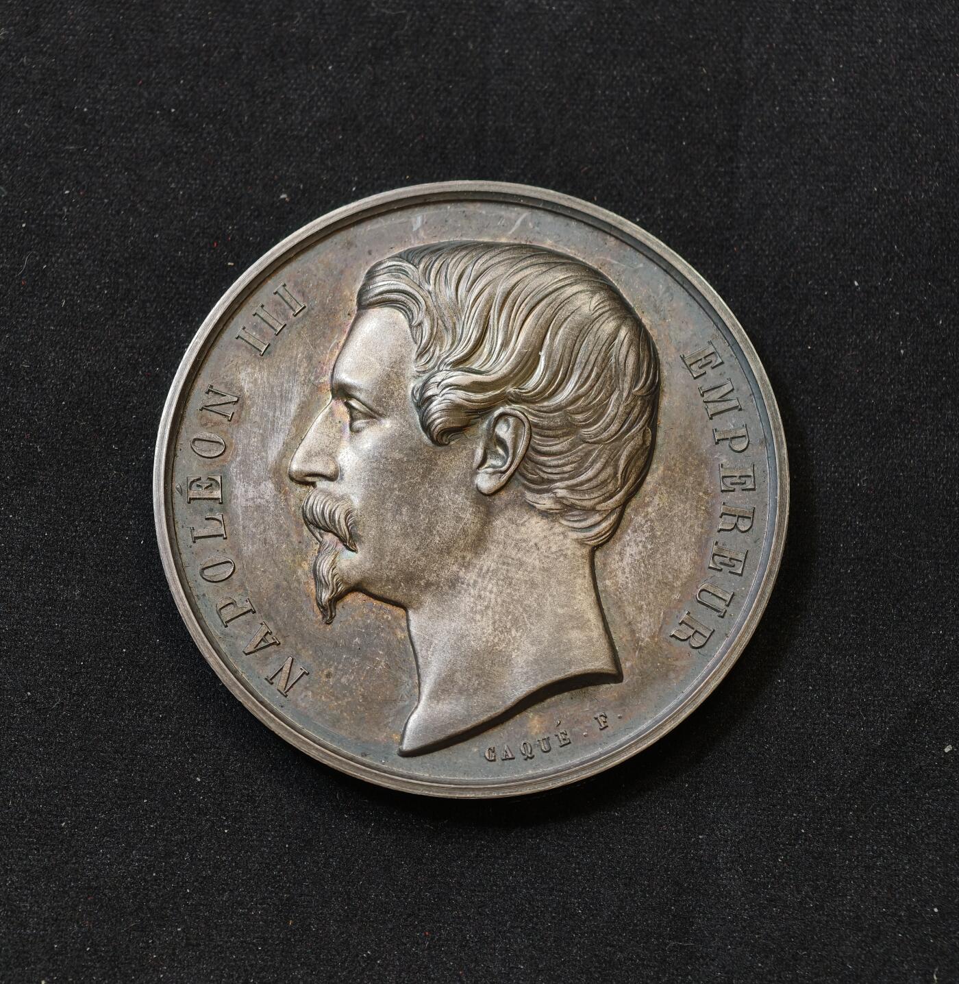 “方寸甄品”甄品场，甄臻铺-世界币章拍卖（第57期，直播拍卖），送拍享返佣金等优惠多多 1854年法国拿破仑三世农业竞赛获奖银章，直径50.5毫米，重64.1克。正面是拿破仑三世侧面头像，环绕葡萄藤蔓装饰，手指边铭加ARGENT，带原盒，完美品相