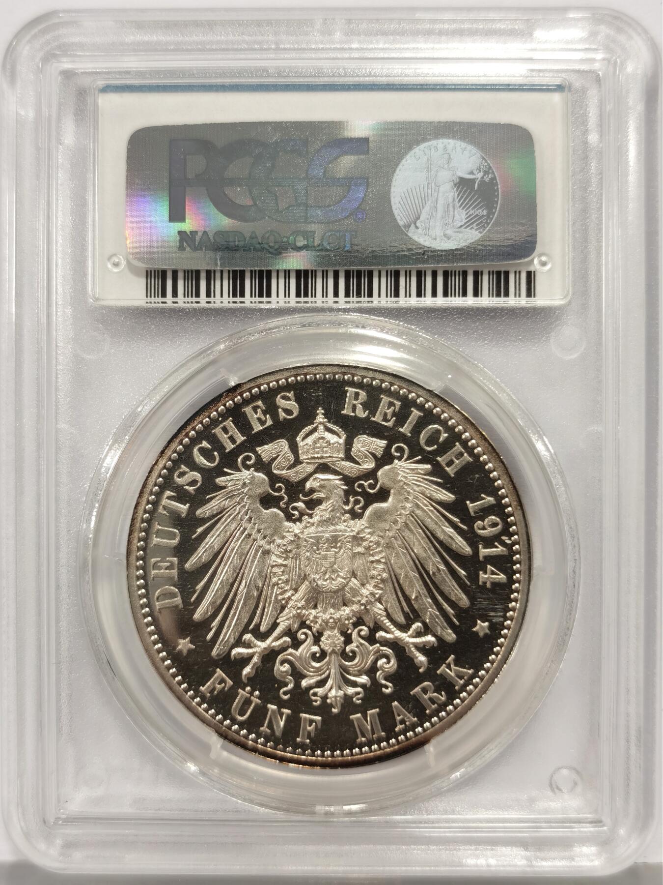 博洋堂“芳菲春韵”3月精品大拍专场暨第166期（全场包邮） PCGS PR65DCAM 1914年德国安哈特德绍结婚纪念5马克精制银币 PCGS亚军分。能出DCAM百中无一，看起来跟现代币几乎一样，磨砂与镜面的对比效果远超同分状态，放大镜下底版几乎没有瑕疵。高分DCAM的精制5马克屈指可数，最近已经被抢疯了。上周昆克大拍65DCAM的5马克不论品种没有一件低于3000欧，国内已经快一年没见过这么高分还带DCAM的5马克了，此次惊现博洋堂值得藏家重点关注