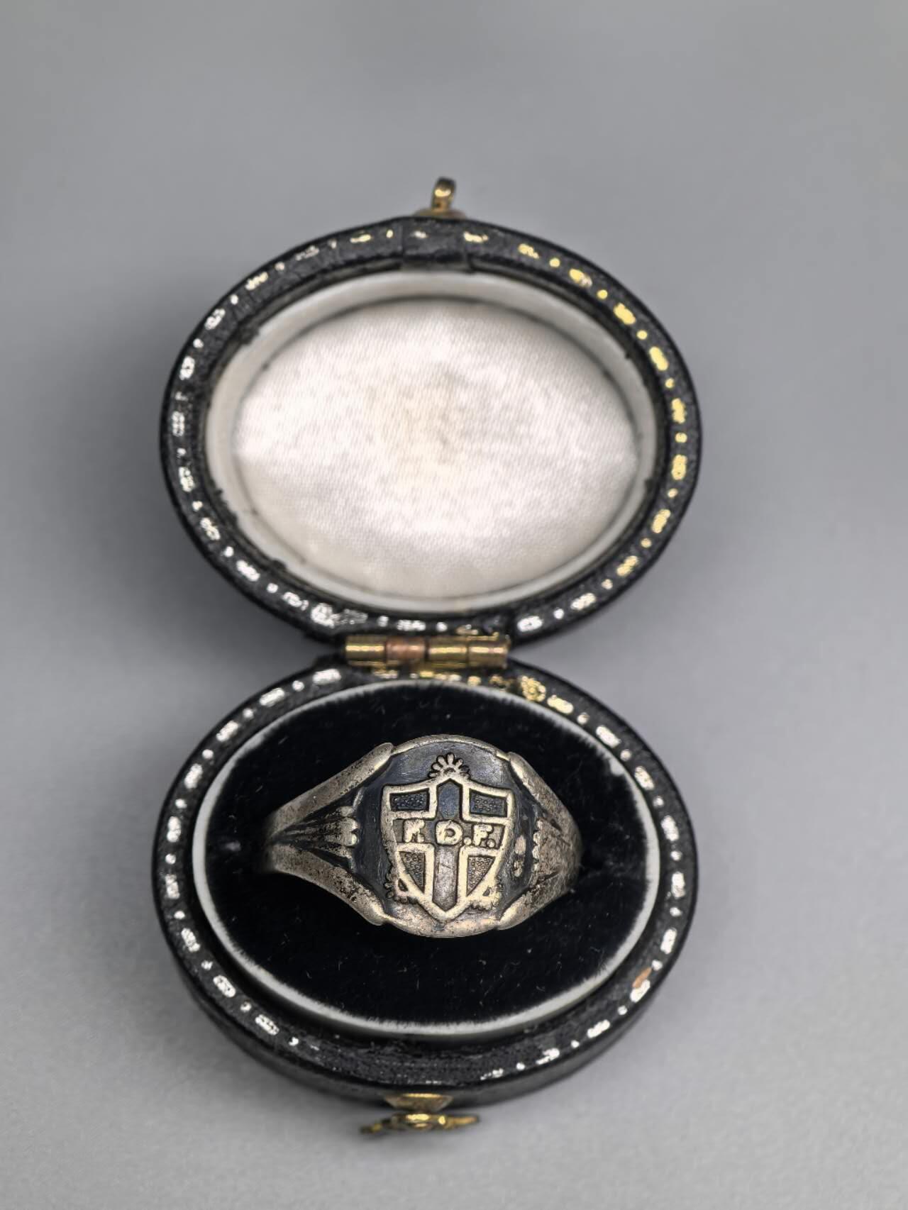 小驴勋章奖章收藏3月28日周六晚六点拍卖（珍爱和平，收藏战争，铭记历史，勿忘国耻，忠党爱国。有偿代拍，送拍规则在简介最后，参拍须阅读规则后再参拍，关系到运费包装发货时效真假辨别等关键信息，拍卖时不再发原图，看大图店主微信码在拍卖店铺介绍里） 丹麦青少年志愿服务联盟戒指，内打标，戒圈有点变形，联盟1902年成立，带个戒指盒子