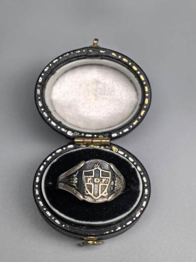 小驴勋章奖章收藏3月28日周六晚六点拍卖（珍爱和平，收藏战争，铭记历史，勿忘国耻，忠党爱国。有偿代拍，送拍规则在简介最后，参拍须阅读规则后再参拍，关系到运费包装发货时效真假辨别等关键信息，拍卖时不再发原图，看大图店主微信码在拍卖店铺介绍里） - 丹麦青少年志愿服务联盟戒指，内打标，戒圈有点变形，联盟1902年成立，带个戒指盒子