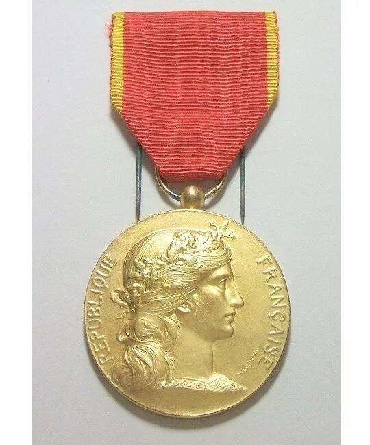 【银】法国1900年前后 女神头像高浮雕精制镀金大银章 带绶带 40MM 40克