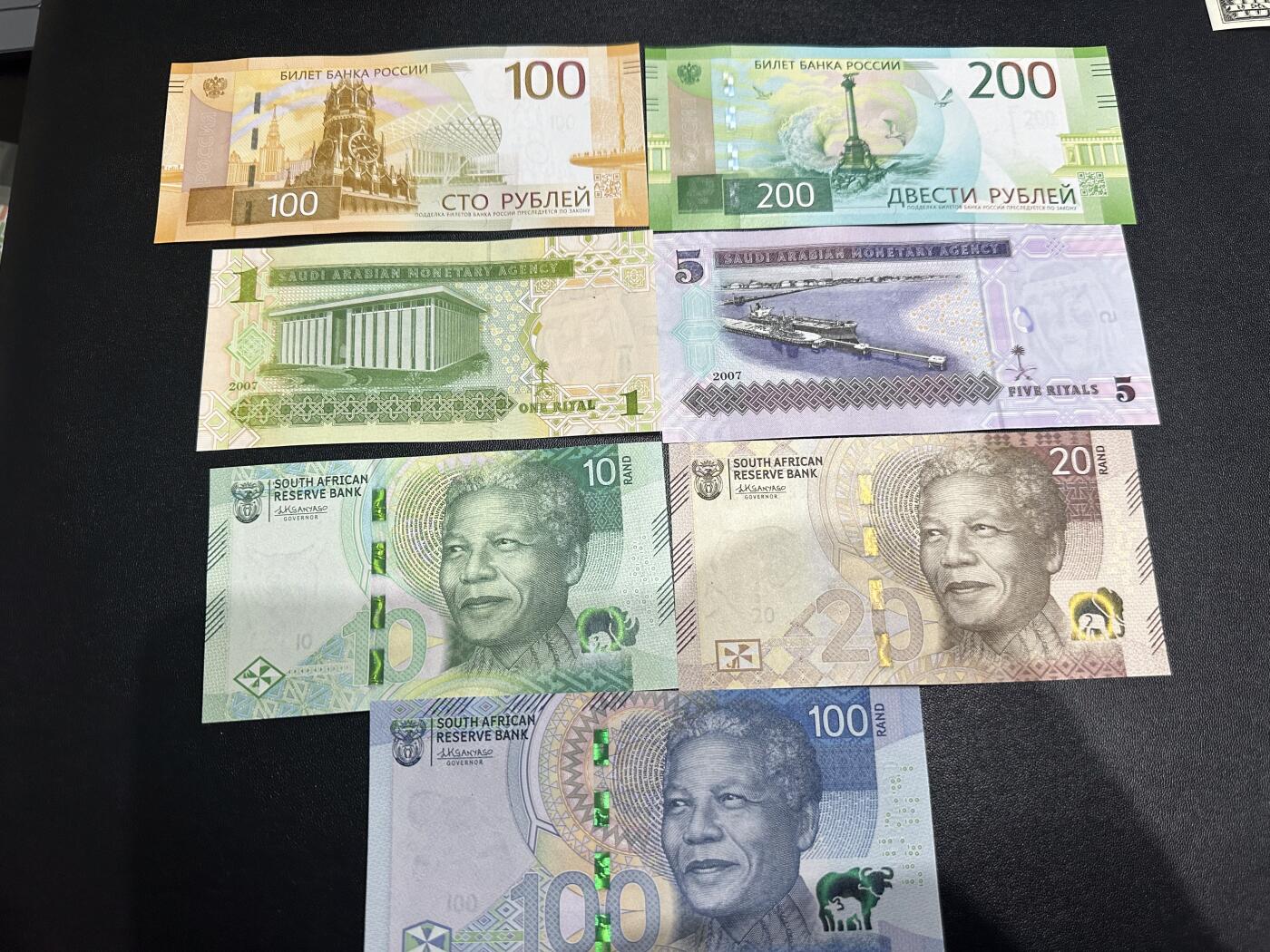 《外钞收藏家》第六百二十一期（精选场）（长期征集拍品、欢迎藏友们联系合作） 俄罗斯最新版100和200卢布 AA冠+沙特阿拉伯1和5里亚尔+南非10、20、100兰特 7张一起 全新UNC