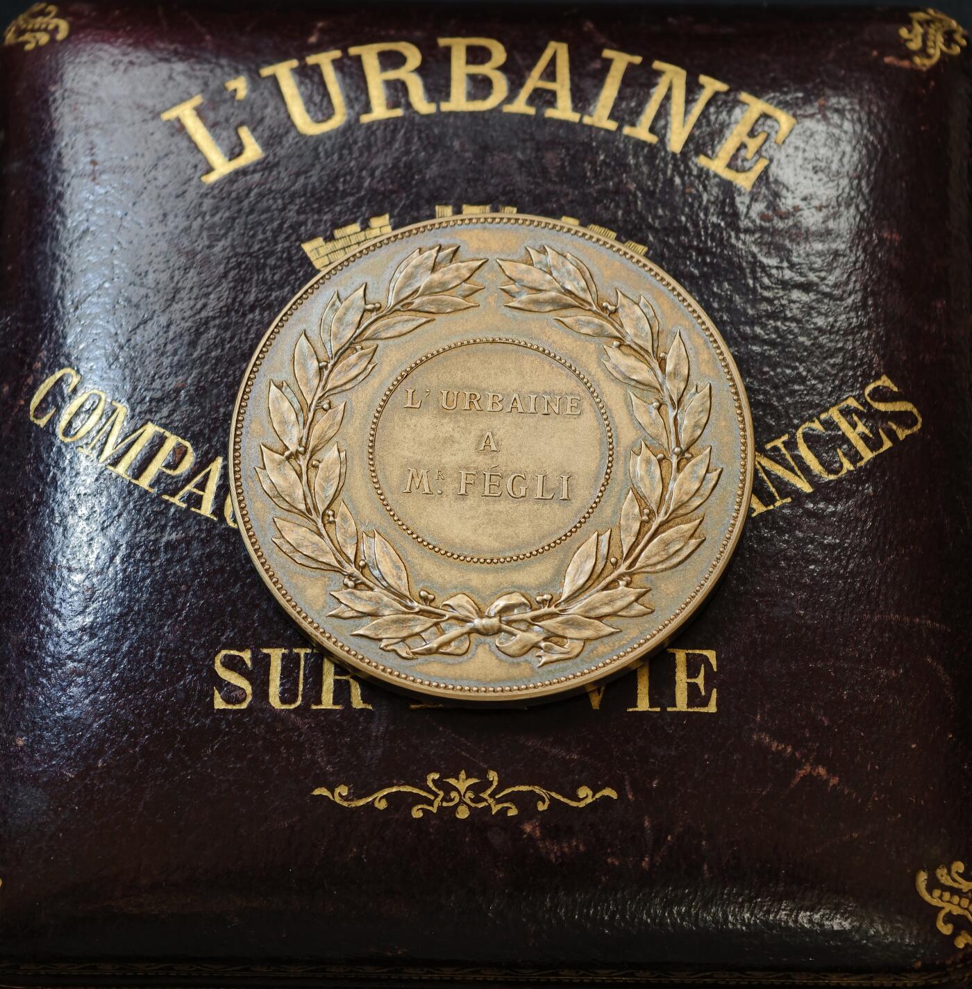 “方寸甄品”甄品场，甄臻铺-世界币章拍卖（第57期，直播拍卖），送拍享返佣金等优惠多多 法国L'Urbaine城市人寿保险公司鎏金银章，由H. Dubois大师制作，正面刻有城堡和橄榄枝图案，背面环绕月桂花环，中心刻有