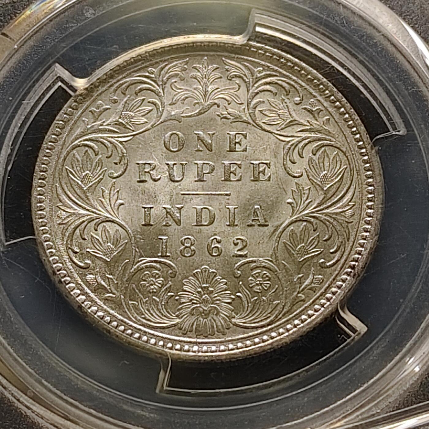 【全场包邮】纯粹捡漏拍515场 英属印度1862年维多利亚女王QUEEN版1卢比银币【30.8毫米11.66克91.7%】-PCGS MS62