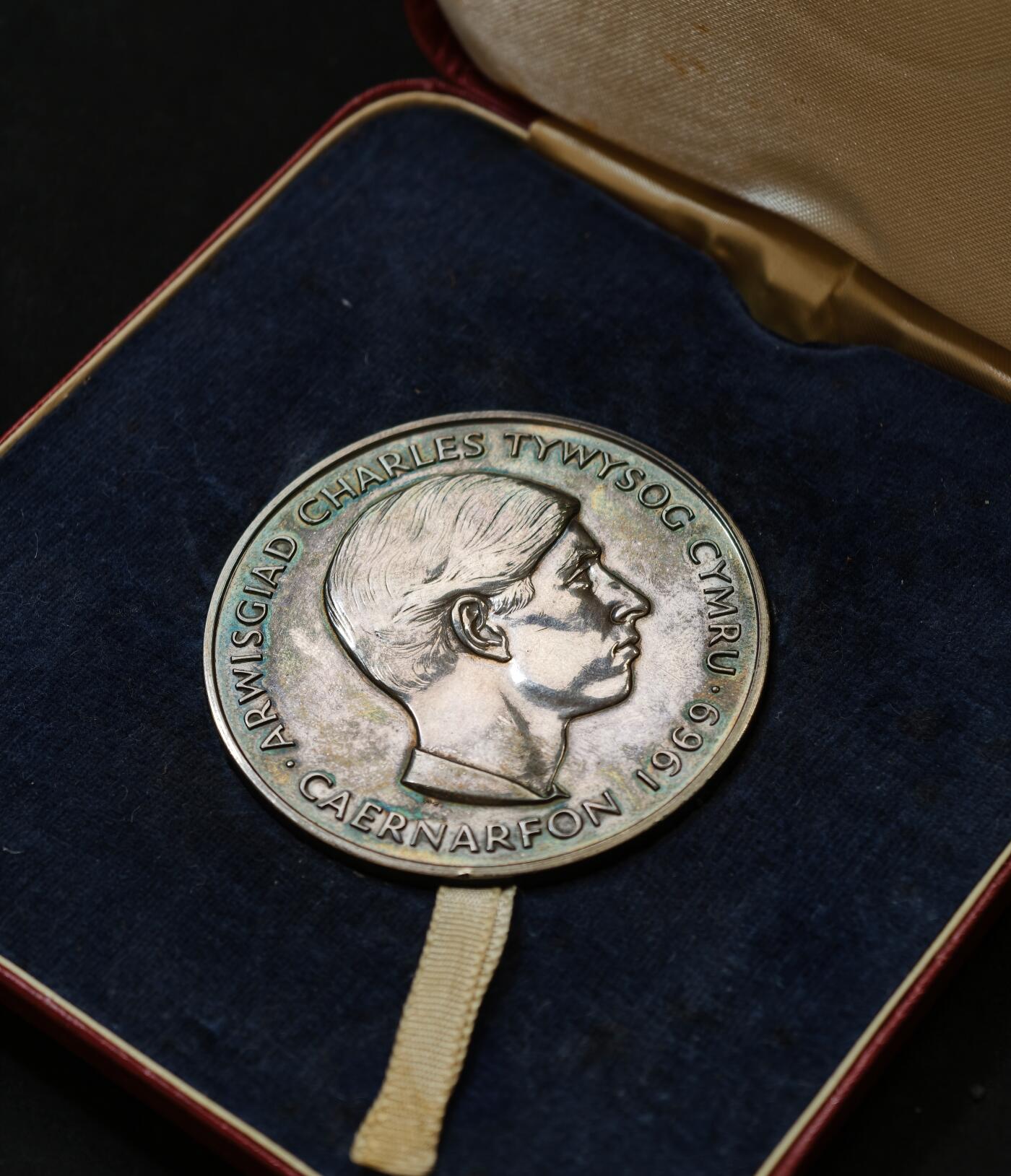 “方寸甄品”甄品场，甄臻铺-世界币章拍卖（第57期，直播拍卖），送拍享返佣金等优惠多多 1969年英国威尔士亲王加冕银质纪念章，直径57毫米，重97.172克，925银标记，带原装盒。正面是威尔士亲王查尔斯头像，背面是威尔士龙