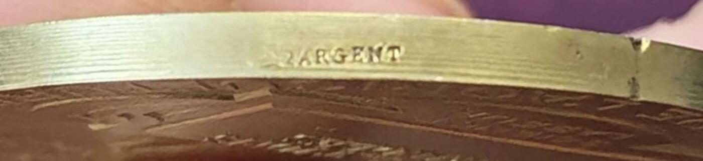 瓶子🏺第234期拍卖会  法国农业部农业协会镀金铜质纪念章   法兰西第三共和国时期的农业主题纪念章，由著名雕刻家 J. Lagrange 设计，材质为银镀金，是法国农业部颁发给农业协会的官方荣誉奖章  2等银标  有处小磕