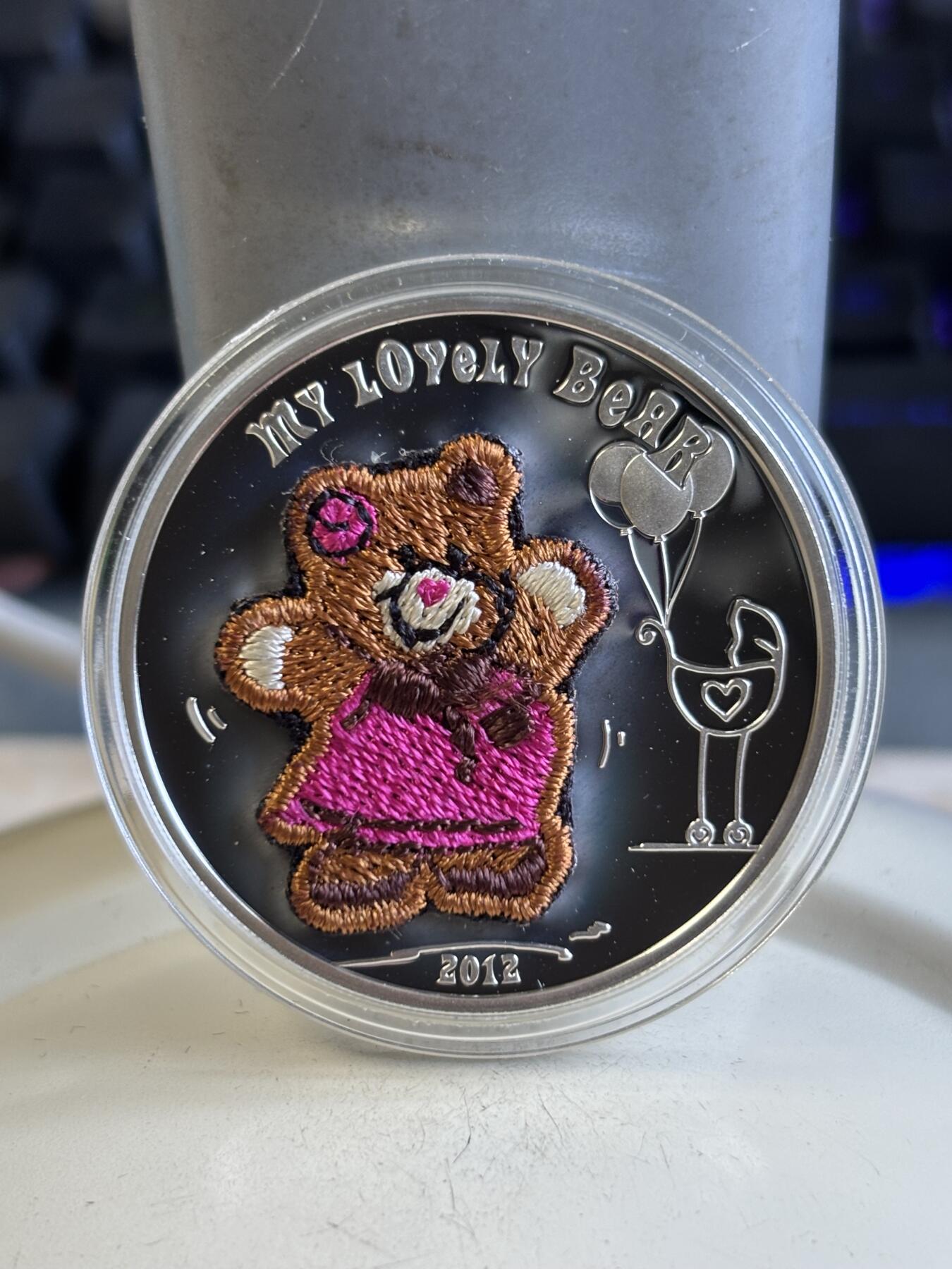 第195期拍卖 帕劳2012年（瑞士刺绣）幸福的小熊精制银币925银，20克 ，发行2012枚，有氧化