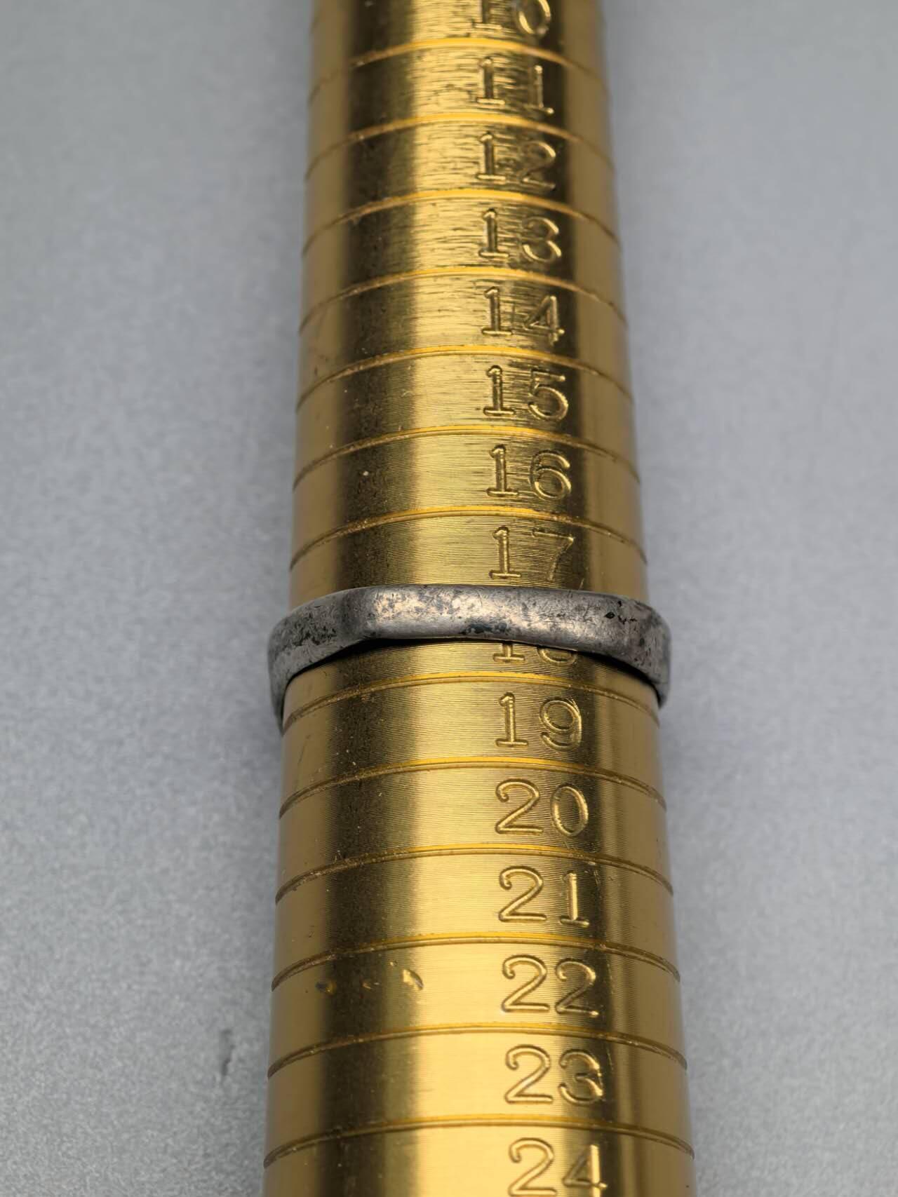 小驴勋章奖章收藏3月28日周六晚六点拍卖（珍爱和平，收藏战争，铭记历史，勿忘国耻，忠党爱国。有偿代拍，送拍规则在简介最后，参拍须阅读规则后再参拍，关系到运费包装发货时效真假辨别等关键信息，拍卖时不再发原图，看大图店主微信码在拍卖店铺介绍里） 丹麦青少年志愿服务联盟戒指，内打标，戒圈有点变形，联盟1902年成立，带个戒指盒子