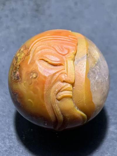 精美冰飘亚光草花纹战国红玛瑙手工俏色巧雕武财神忠义关二爷圆珠一颗！ - 精美冰飘亚光草花纹战国红玛瑙手工俏色巧雕武财神忠义关二爷圆珠一颗！