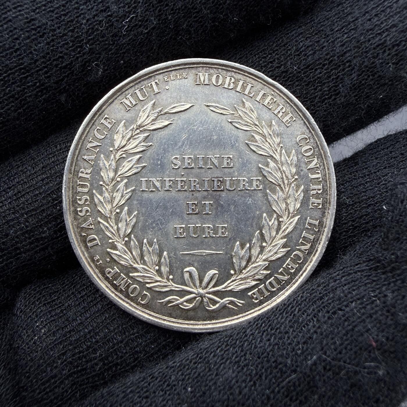 「木头集藏」“春启藏心”——章牌精品专场  Brevetab F.～1837年法国下塞纳-厄尔省动产火灾互助保险公司银章，直径：34 mm，15.6 g，边铭：，正面刻画火蝾螈，拉丁铭文：FRVSTRA FVRIT IGNIS 译为：“火焰徒然燃烧”，寓意保险能抵御火灾风险、守护财产安全。背面法语：下塞纳省与厄尔省动产火灾互助保险公司，少见银章。