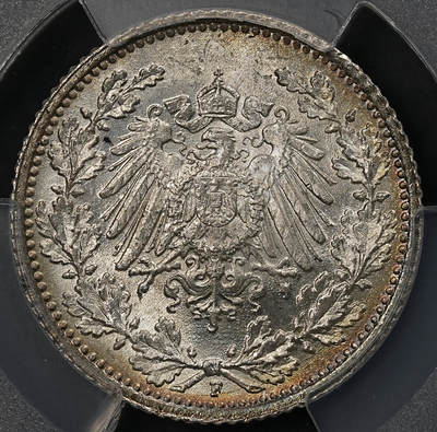 修遠堂世界钱币第109期 - PCGS MS66 1915年德国1/2马克银币，F厂铭，同一原卷上一次送评级都是67-68，这次送惨被压分，这枚绝不止66的状态，环彩