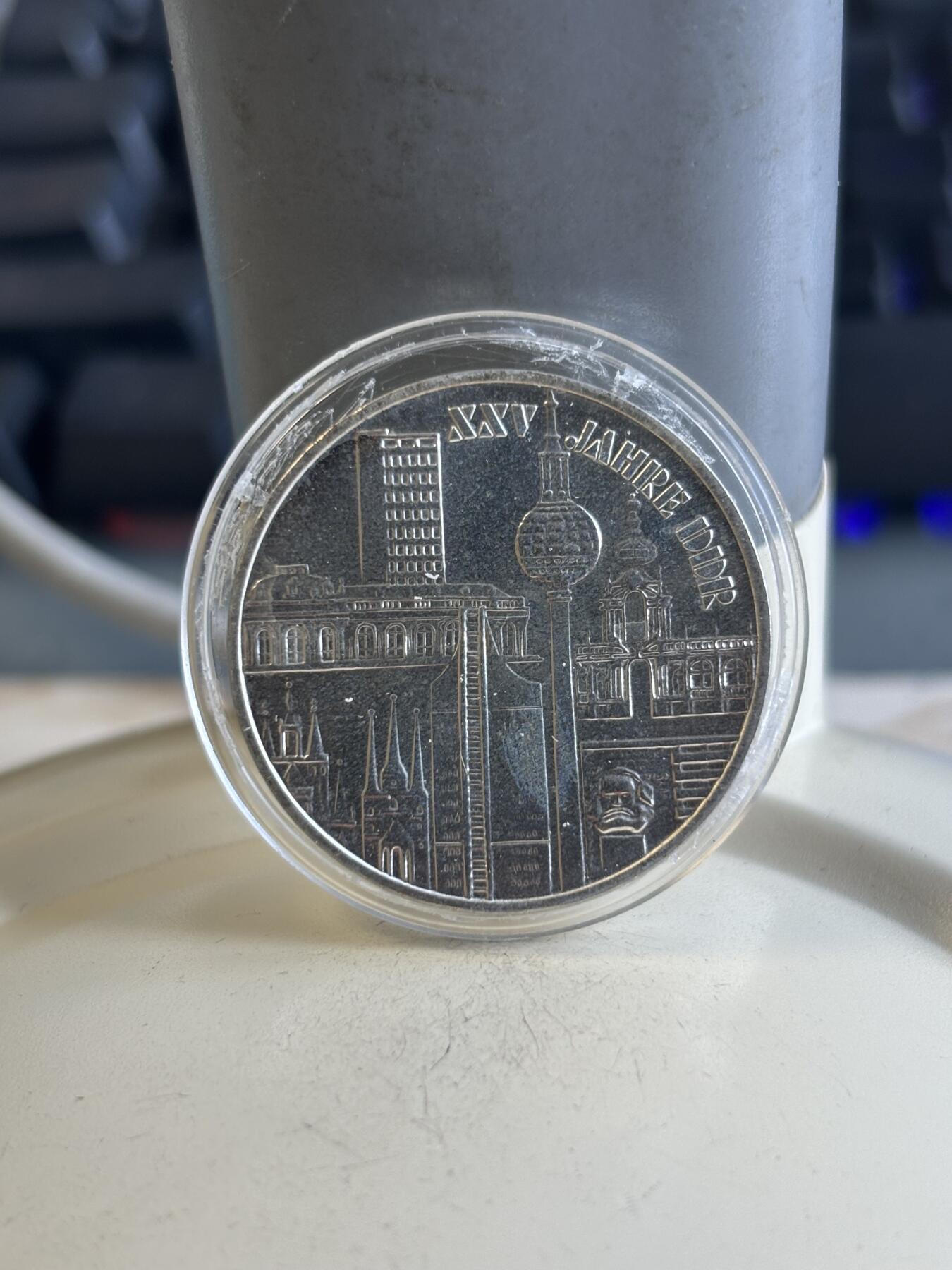 第195期拍卖 东德1974年建国25周年10马克纪念银币，17克，塑料盒有破