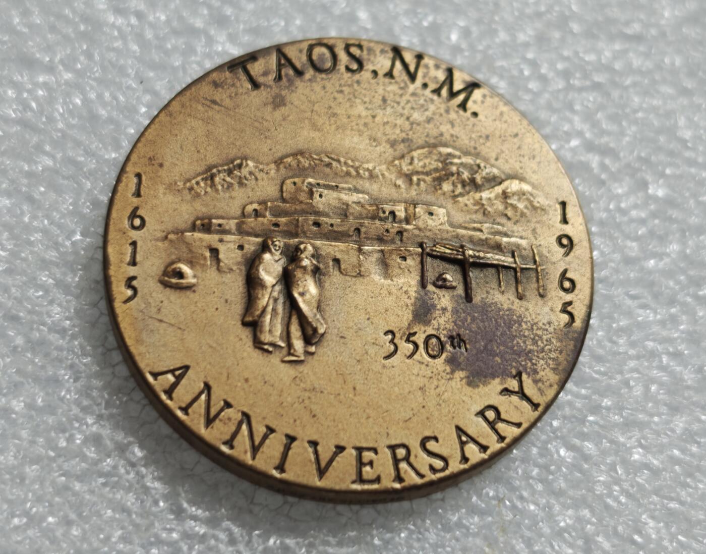 瓶子🏺第234期拍卖会  陶斯（Taos）建镇350周年纪念铜章   这是一枚为纪念美国新墨西哥州陶斯（Taos）镇建镇350周年而发行的铜质纪念章，铸造于1965年 这枚章由雕塑家 Paul Keith 设计，他自1953年起定居陶斯，作品多表现当地的多元文化与历史，这枚纪念章是其代表作之一 