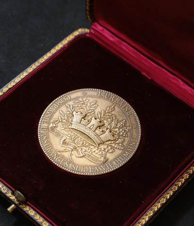 “方寸甄品”甄品场，甄臻铺-世界币章拍卖（第57期，直播拍卖），送拍享返佣金等优惠多多 - 法国L'Urbaine城市人寿保险公司鎏金银章，由H. Dubois大师制作，正面刻有城堡和橄榄枝图案，背面环绕月桂花环，中心刻有"L'URBAINE A M. FEGLI"字样。直径60毫米，重91.7克，边铭丰饶角ARGENT，超豪华红色天鹅绒内衬原盒显示这枚纪念章的重要性