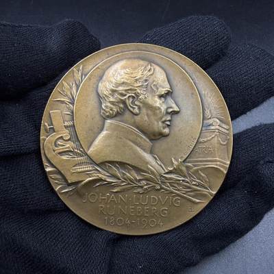 「木头集藏」“春启藏心”——章牌精品专场 - 1904年芬兰瑞典语爱国诗人 约翰·路德维格·鲁内贝格 诞辰100周年纪念大铜章，直径：60 mm，100g，背面上方瑞典语出自鲁内贝格的爱国诗歌《我们的国家》，意为“芬兰为他的价值而屹立，他曾为这片神圣的父辈土地而英勇战斗”，也是芬兰国歌歌词，下方：AF MEDBORGARNA OCH MEDBORGARINNOR，译为“由公民们敬赠”，非常少见的铜章