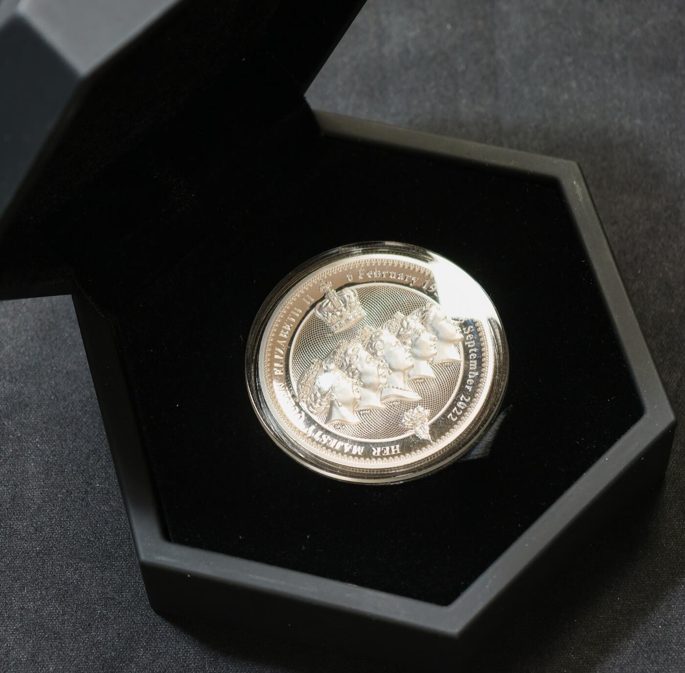 “方寸甄品”甄品场，甄臻铺-世界币章拍卖（第57期，直播拍卖），送拍享返佣金等优惠多多 2022年纽埃2盎司精制银币，纪念伊丽莎白二世逝世，背面高浮雕5个女王各时代头像，含银量999，盒证齐全