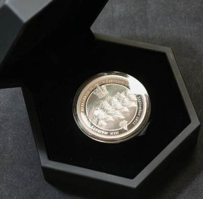 “方寸甄品”甄品场，甄臻铺-世界币章拍卖（第57期，直播拍卖），送拍享返佣金等优惠多多 - 2022年纽埃2盎司精制银币，纪念伊丽莎白二世逝世，背面高浮雕5个女王各时代头像，含银量999，盒证齐全