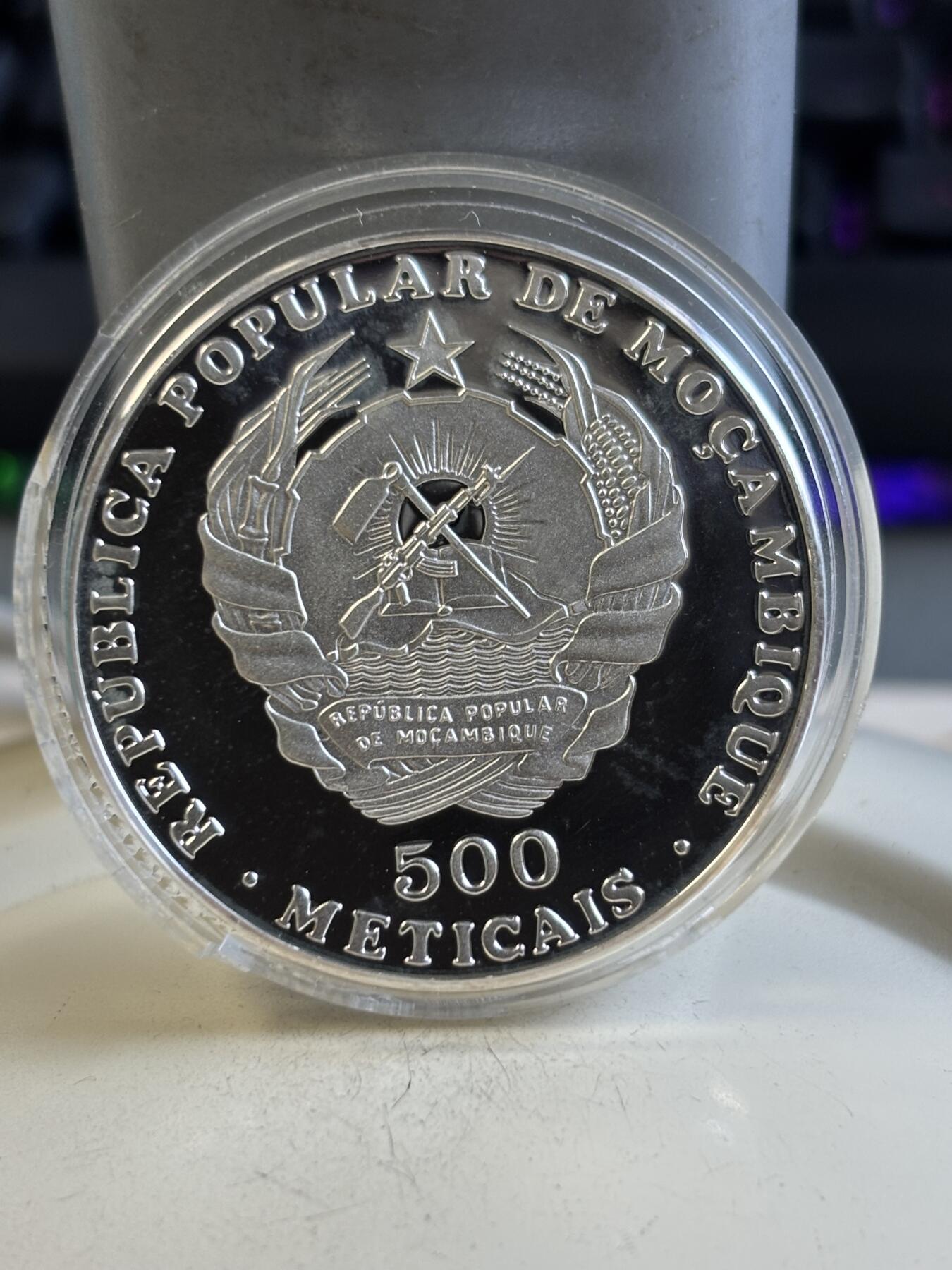 第195期拍卖 莫桑比克1989年摩尔鱼精制纪念银币,16克,999银，发行2000枚，塑料盒有破