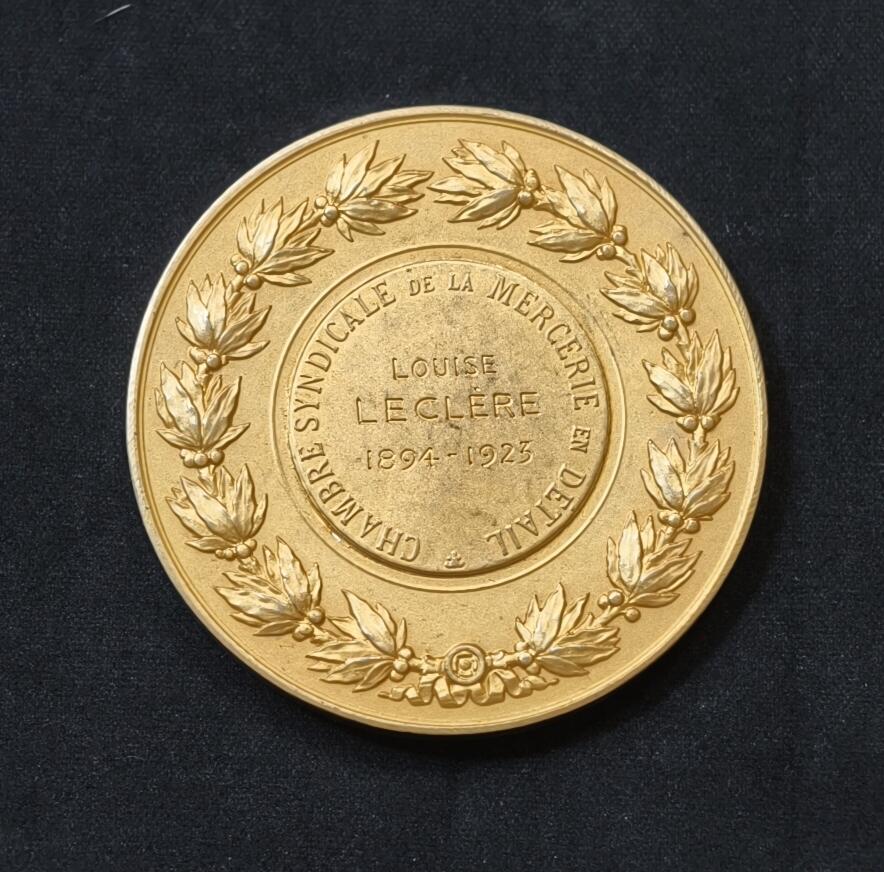 “方寸甄品”甄品场，甄臻铺-世界币章拍卖（第57期，直播拍卖），送拍享返佣金等优惠多多 法国赫耳墨斯银章，直径50毫米，重65.2克，是法国新古典主义章牌艺术的巅峰之作。其创作者路易斯·梅利（1815-1883）是19世纪法国艺术界巨擘，出身雕刻世家，师从大卫·德昂热，1843年斩获象征最高荣誉的罗马大奖。他不仅设计出仅于1849-1851年少量发行的第二共和国20法郎金币（法国史上著名铸币），更在巴黎高美任教，培养出博雷尔等大师，1866年获拿破仑三世授予荣誉军团骑士勋章，其家乡街