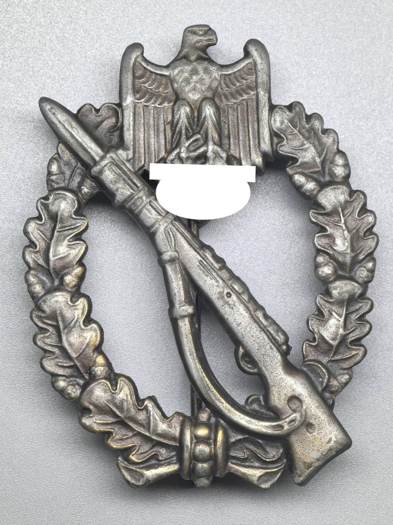 小驴勋章奖章收藏3月28日周六晚六点拍卖（珍爱和平，收藏战争，铭记历史，勿忘国耻，忠党爱国。有偿代拍，送拍规则在简介最后，参拍须阅读规则后再参拍，关系到运费包装发货时效真假辨别等关键信息，拍卖时不再发原图，看大图店主微信码在拍卖店铺介绍里） 得WWII铜级步兵突击奖章，背打ÜÜ厂标（ E. Ferdinand Wiedmann, Frankfurt厂第1.09.2版），锌质铸造，残存一些镀层