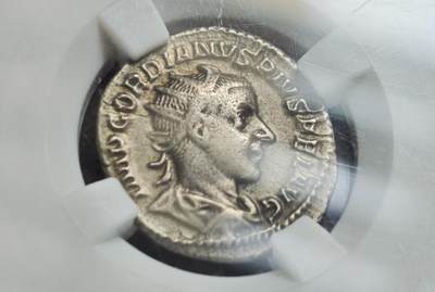 瓶子🏺第234期拍卖会 -  古罗马戈尔狄安三世安东尼安银币（公元238–244年）   这是一枚古罗马帝国戈尔狄安三世时期发行的安东尼安银币（Antoninianus），铸造于公元238–244年，由众诚详评（ZDGS）评级为Ch VF（极美品），重3.45克