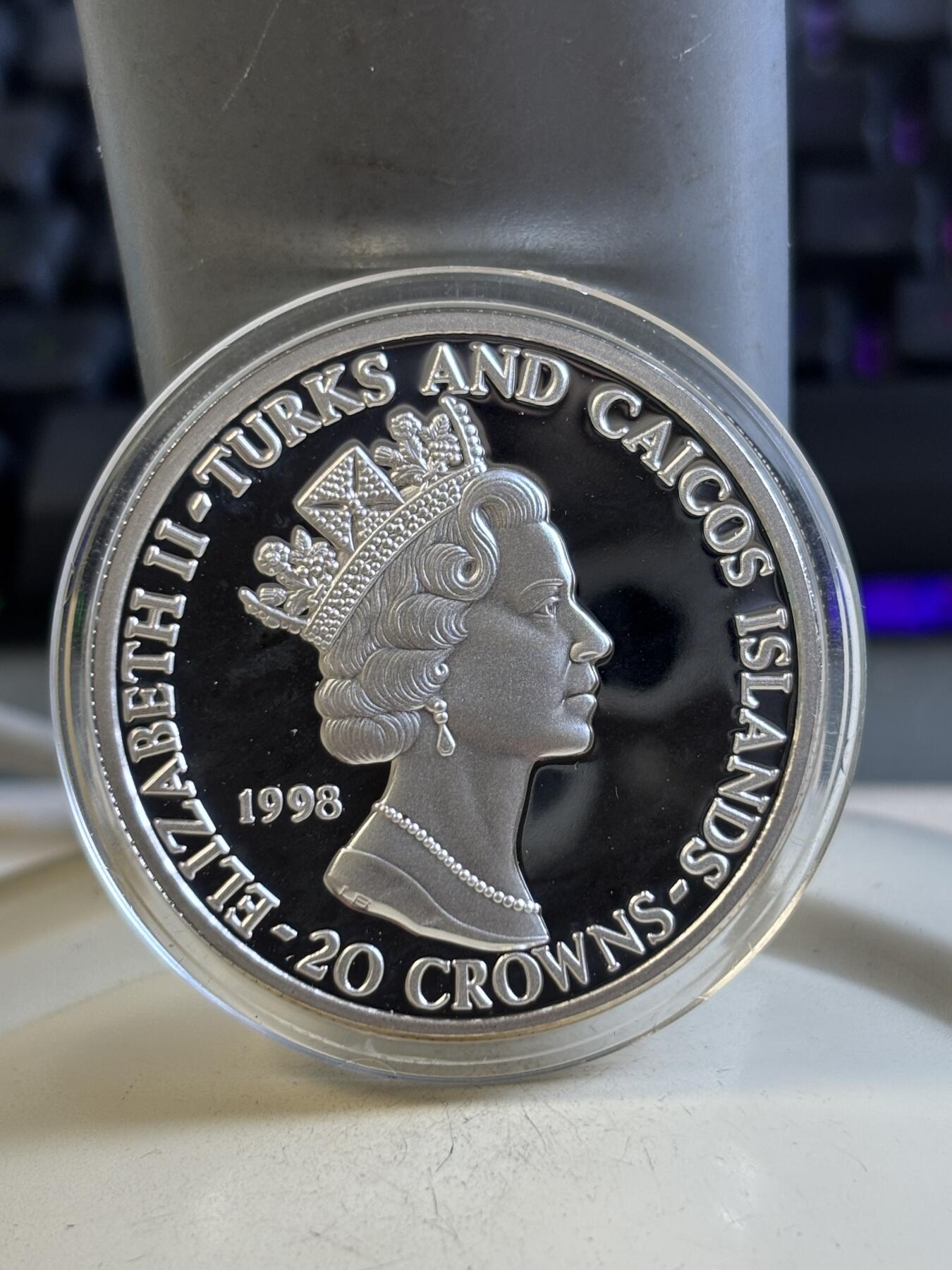 第195期拍卖 特克斯和凯科斯1998年皇家空军之战斗机28.28克纪念银币，999银，38.61毫米，有黑点