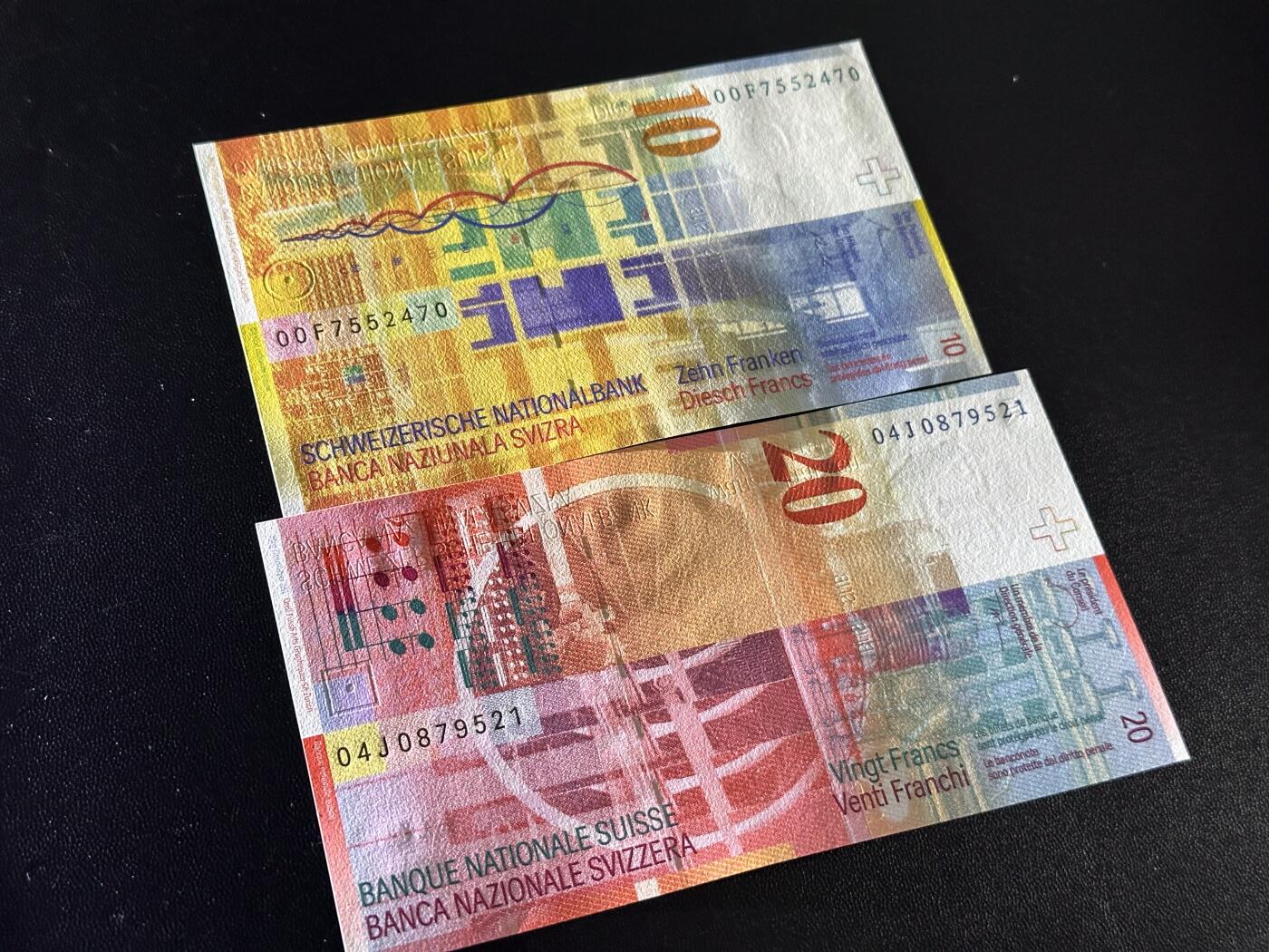 《外钞收藏家》第六百二十一期（精选场）（长期征集拍品、欢迎藏友们联系合作） 瑞士人像竖版10和20法郎 2张一起 全新UNC