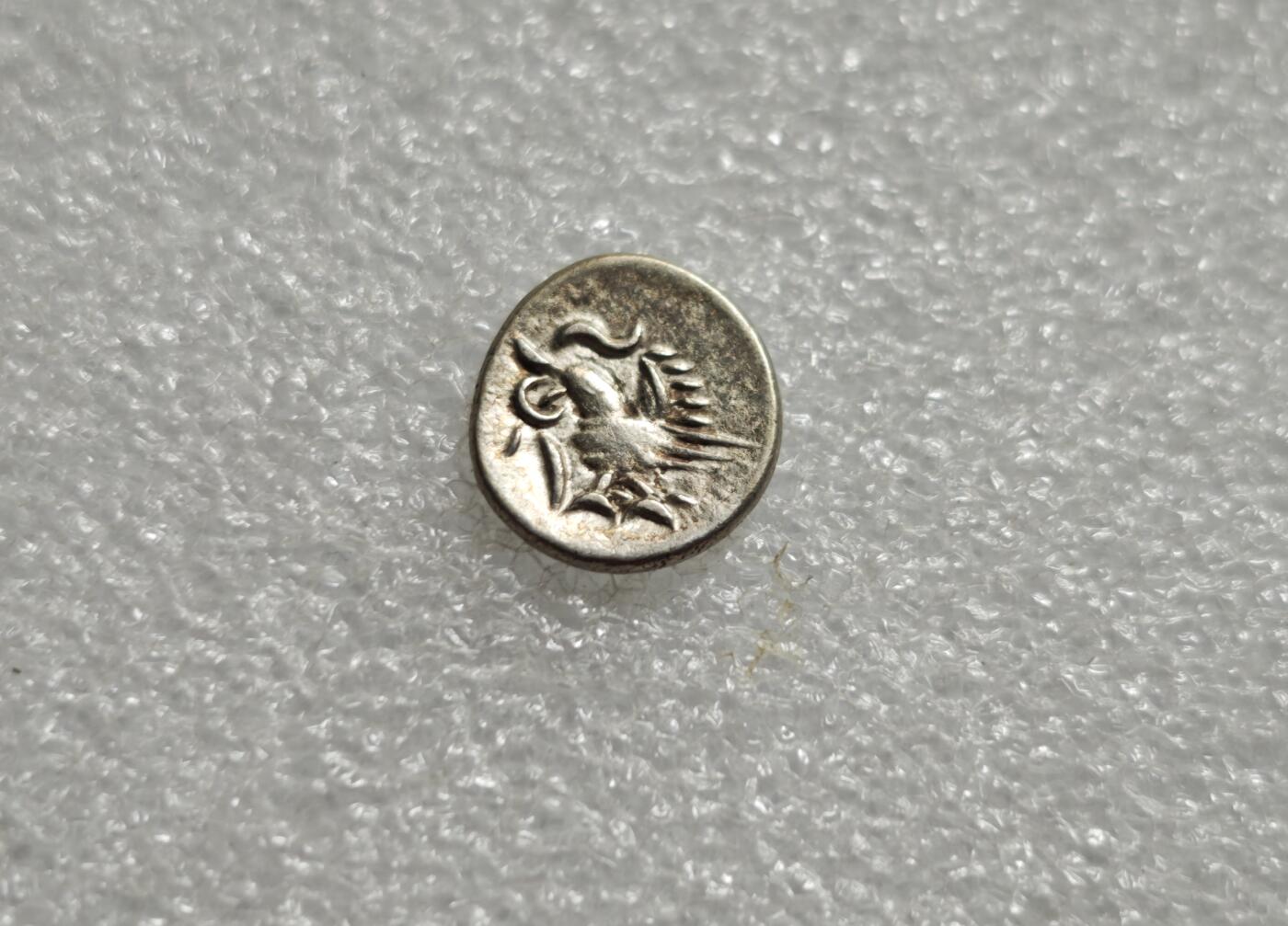 瓶子🏺第234期拍卖会  19世纪中叶柬埔寨诺罗敦一世时期的手工打制银币，俗称“红鸟币”或“鸡仔钱”，是海上丝绸之路中柬贸易的重要实物见证 一只跨步小鸟（神鸟/红鸟），嘴部叼啄藤蔓或小虫，姿态拙朴生动，是高棉民族图腾“恩杜”的象征，也源自印度神话中的哈姆萨神鸟（Hamsa）