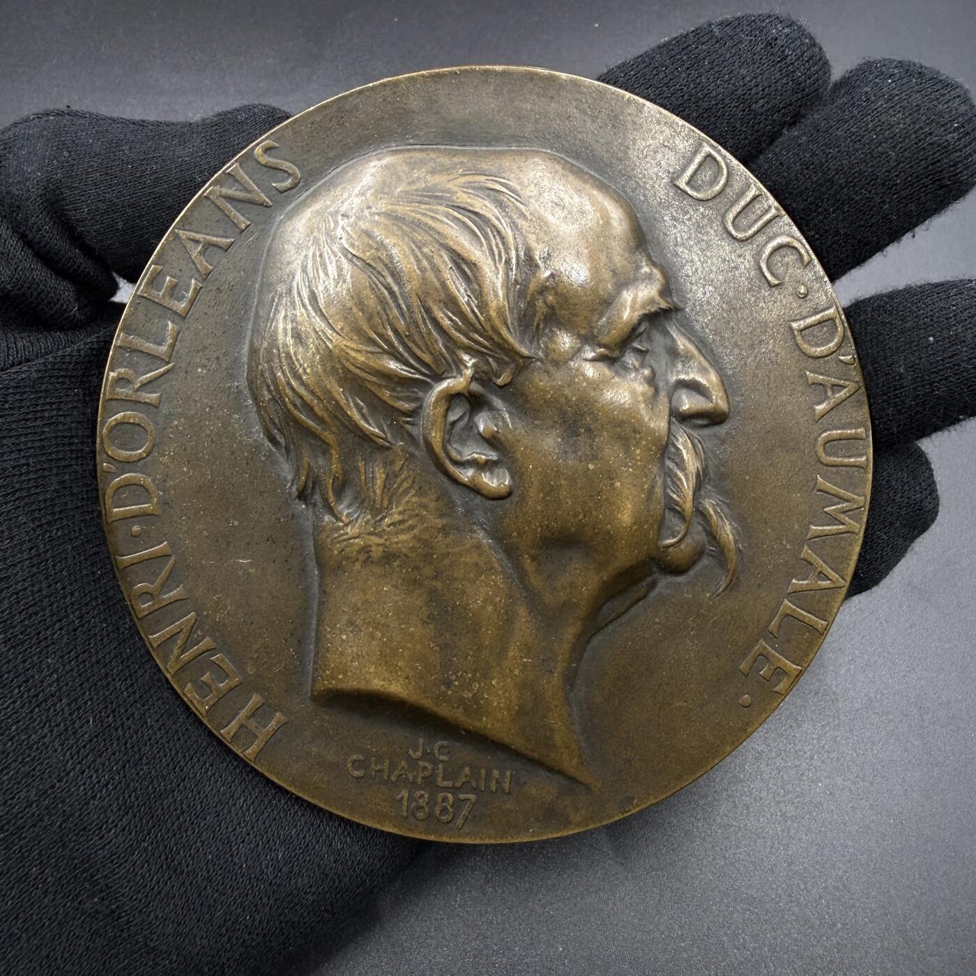 「木头集藏」“春启藏心”——章牌精品专场 J.C.Chaplain～1886年纪念奥尔良公爵 将尚蒂伊城堡 捐赠予法兰西学会孔代博物馆 大尺寸浇筑纪念铜章，直径：100 mm，283.1 g，名家少见作品，大尺寸浇铸非常难得，