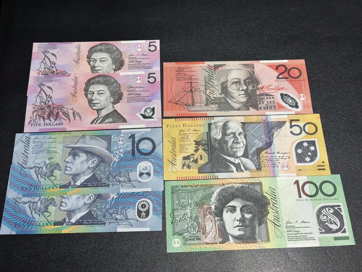 《外钞收藏家》第六百二十一期（精选场）（长期征集拍品、欢迎藏友们联系合作） 澳大利亚前一版5-100澳元（5和10有两张）7张一起 全新UNC 但20和50有轻微压痕