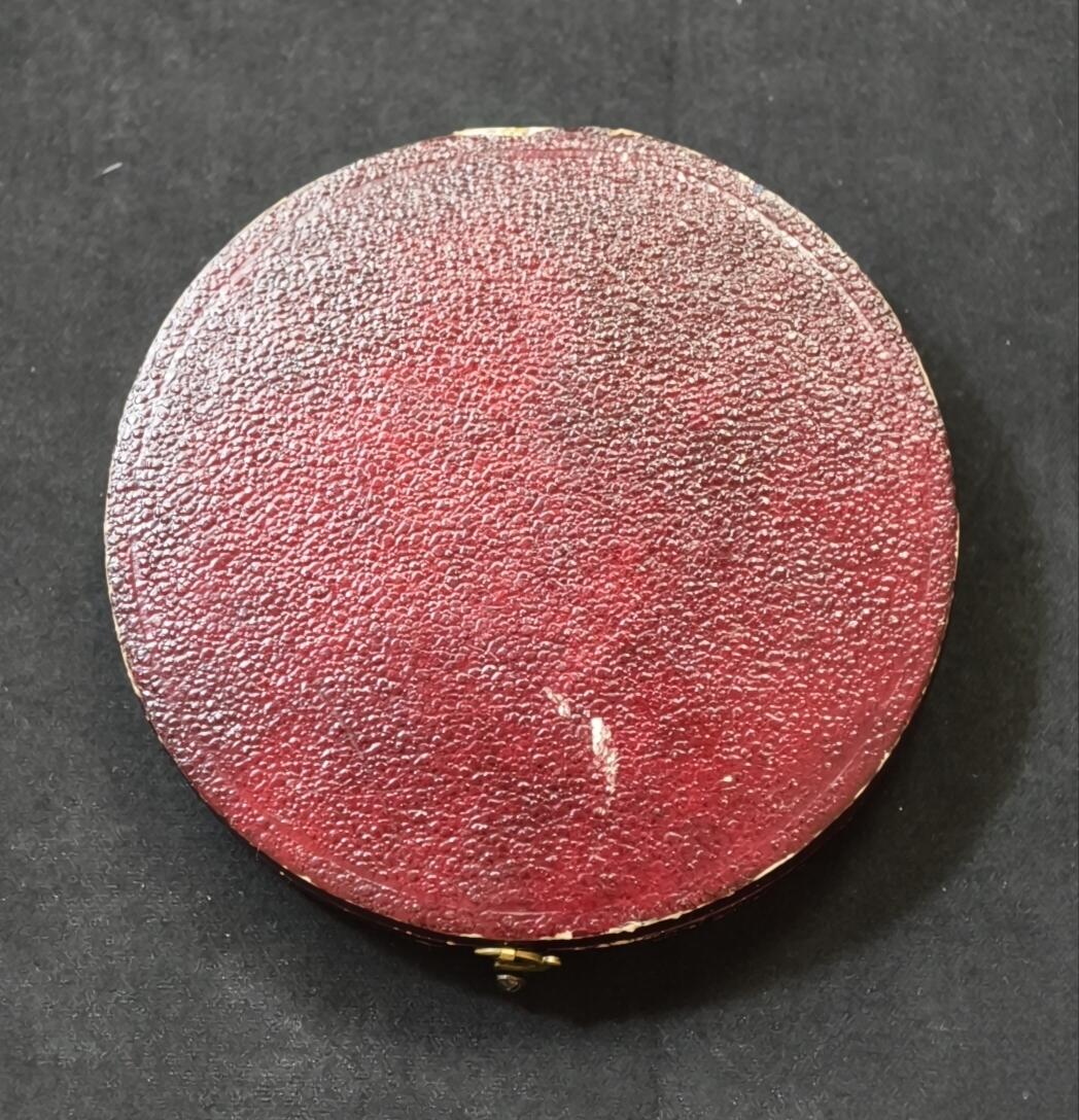 “方寸甄品”甄品场，甄臻铺-世界币章拍卖（第57期，直播拍卖），送拍享返佣金等优惠多多 1897年梵蒂冈教皇国利奥十三世封圣纪念镀金铜章，直径66.3毫米，重133克，正面刻有教皇利奥十三世头像，背面是圣巴尔纳巴教堂场景，环绕拉丁文铭文。由C.F.Voigt罗马制作，镀金工艺精美肥厚，几乎保持出厂状态