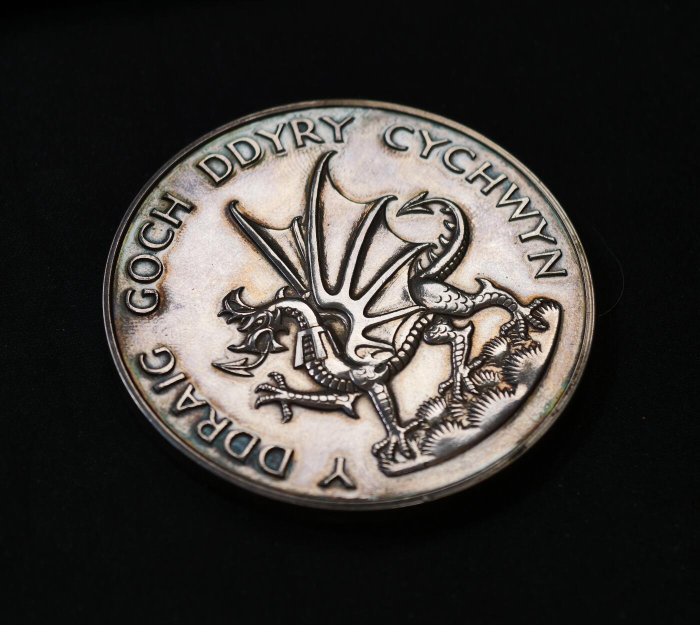 “方寸甄品”甄品场，甄臻铺-世界币章拍卖（第57期，直播拍卖），送拍享返佣金等优惠多多 1969年英国威尔士亲王加冕银质纪念章，直径57毫米，重97.172克，925银标记，带原装盒。正面是威尔士亲王查尔斯头像，背面是威尔士龙