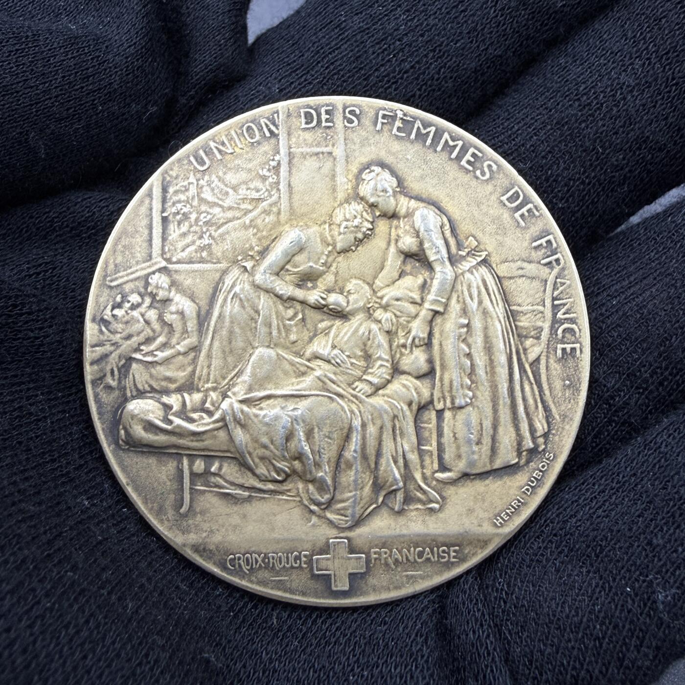 「木头集藏」“春启藏心”——章牌精品专场 H.Dubois～1913年法国女性联盟红十字救助会原盒镀金银章，直径：50 mm，57.3 g。边铭：丰饶角 1ARGENT，正面法语：法国女性联盟红十字会，背面：致军队中的伤员与病患，在战争时期，1913年被授予菲沙博夫人。名家作品，双面设计，品相很不错，原盒正常使用。