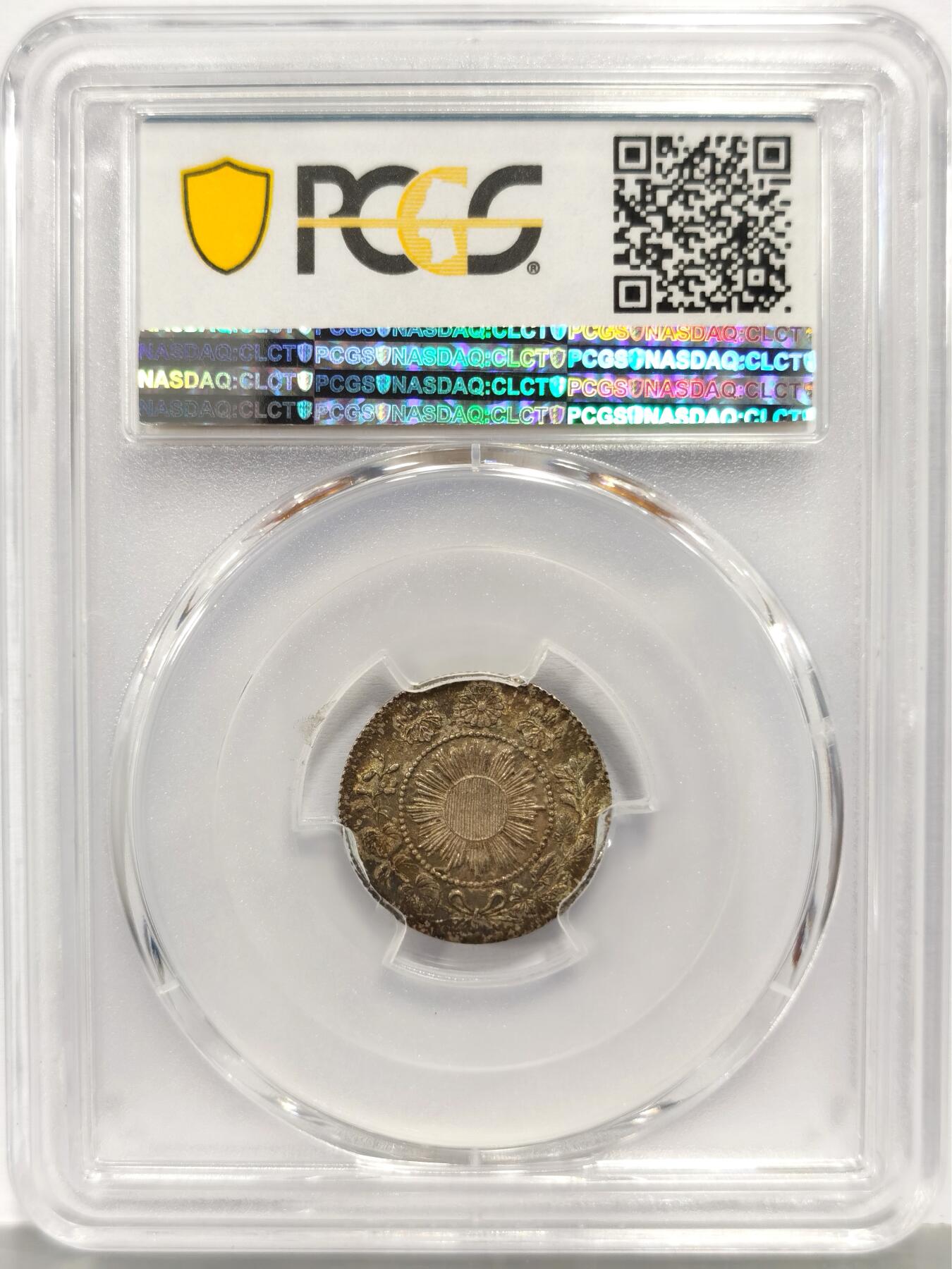博洋堂“芳菲春韵”3月精品大拍专场暨第166期（全场包邮） PCGS MS65 明治三年日本十钱银币，极罕见深鳞版,大名誉品种。此枚状态极其优越，正反宛若油画般的重五彩包浆，底板上佳，强光甚至还有镜面效果。明三系列最大名誉品种，高分极为难得。66分博洋堂此前拍了3400元