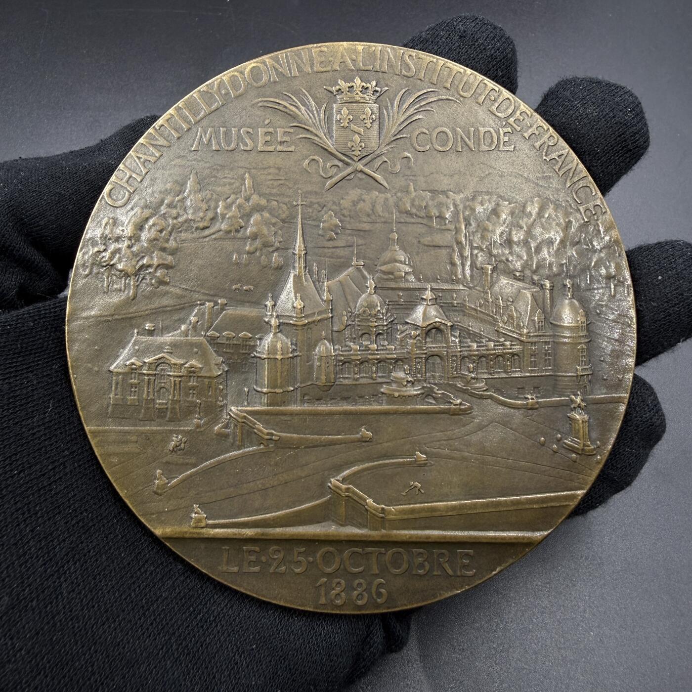 「木头集藏」“春启藏心”——章牌精品专场 J.C.Chaplain～1886年纪念奥尔良公爵 将尚蒂伊城堡 捐赠予法兰西学会孔代博物馆 大尺寸浇筑纪念铜章，直径：100 mm，283.1 g，名家少见作品，大尺寸浇铸非常难得，