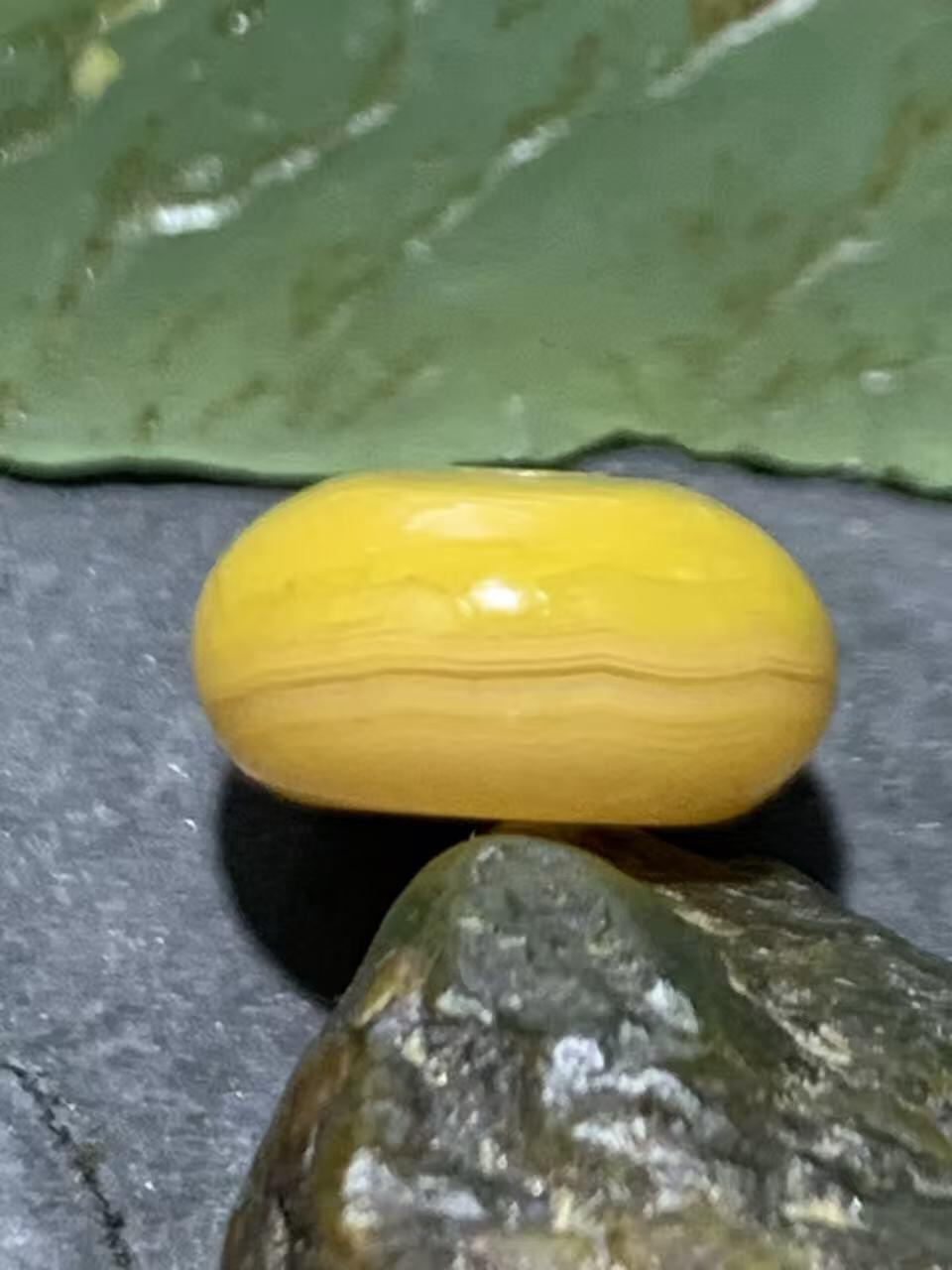 精美蒙料鸡油黄冻料战国红玛瑙随形算盘珠一个