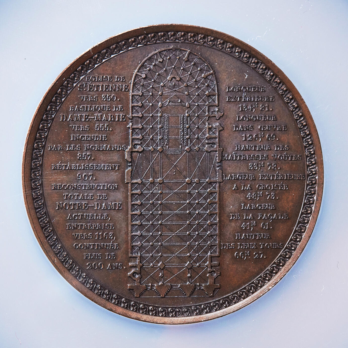 【俄甄集藏】2026年(050)04-01星期三 晚 19:30 全场包邮 法国1842年巴黎圣母院教堂纪念大铜章，NGC MS64，展示了巴黎圣母院正面与剖面的哥特式建筑风格，巧克力包浆，设计精美，稀有品种