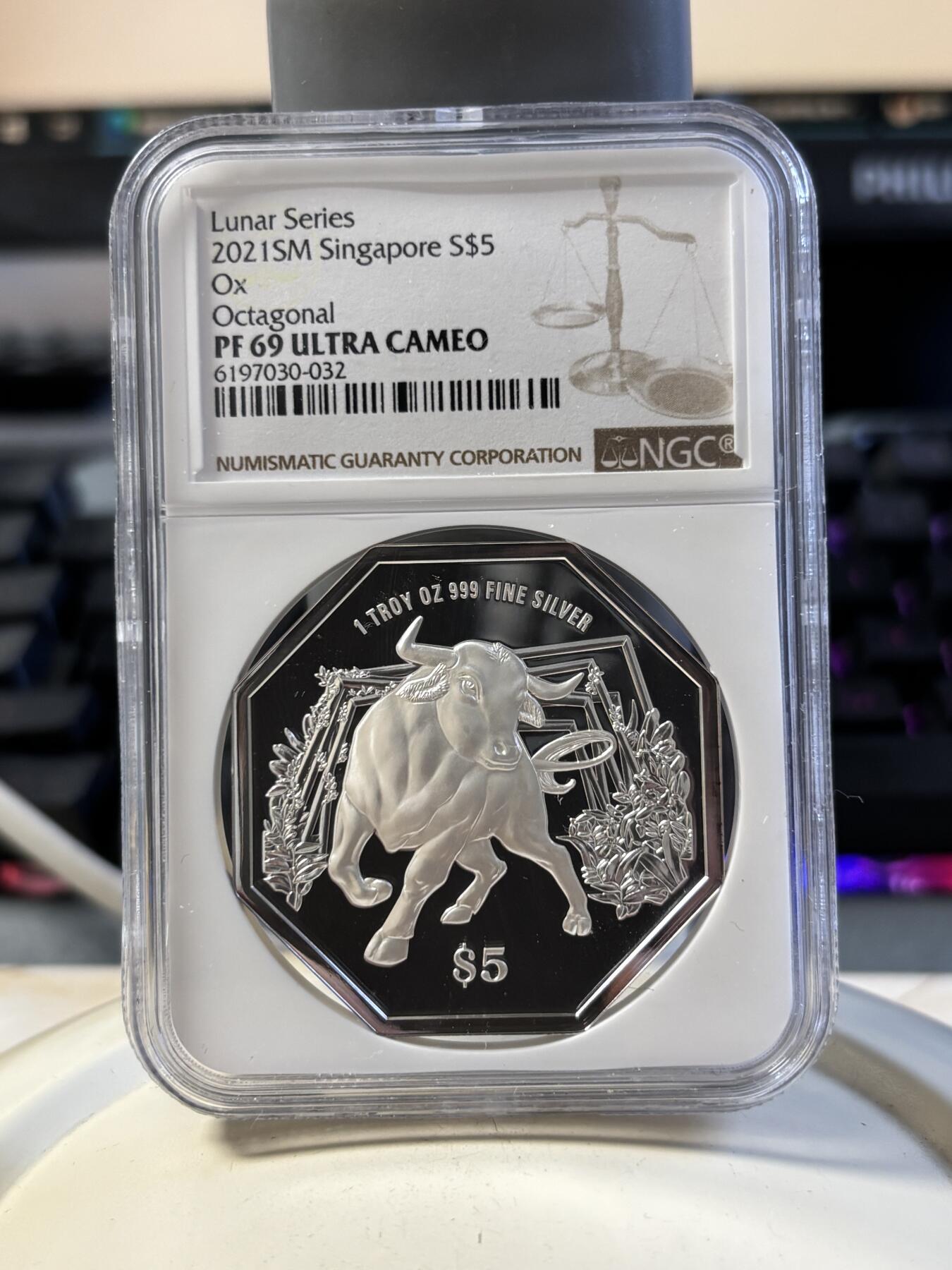 第194期拍卖 新加坡2021年十二生肖牛年银币3枚套NGC-PF69，1盎司/1盎司/1/4盎司，999银，发行2000套