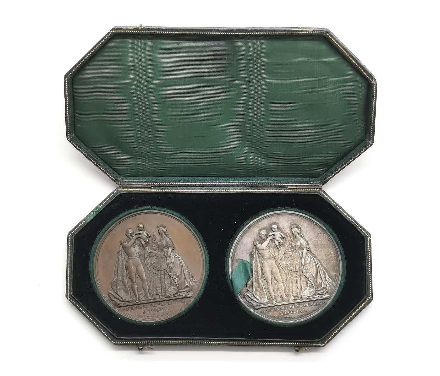 博洋堂“芳菲春韵”3月精品大拍专场暨第166期（全场包邮） 法国1856年拿破仑三世夫妇抱皇太子洗礼纪念章，铜银一对，原盒好品，直径69mm，原铸边铭，超高浮雕，难得一见