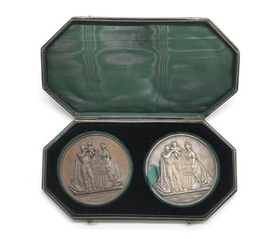 博洋堂“芳菲春韵”3月精品大拍专场暨第166期（全场包邮） - 法国1856年拿破仑三世夫妇抱皇太子洗礼纪念章，铜银一对，原盒好品，直径69mm，原铸边铭，超高浮雕，难得一见