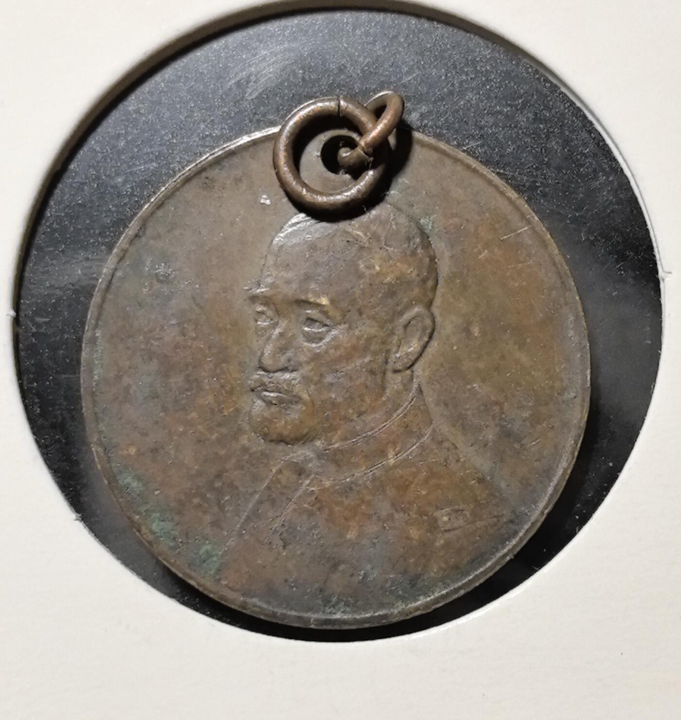 外国优质老铜币银币苏联纪念章，每周六晚九点倒数截拍，满百包邮可寄存，持续收拍 优胜铜质纪念章直径22.6mm重3克，正面为戎装人物肖像，背面是振臂奔跑的运动员形象与 “優勝” 字样，搭配日文商号铭文，是近代日本体育赛事与商业文化的实物见证，包浆自然，兼具历史与收藏价值。