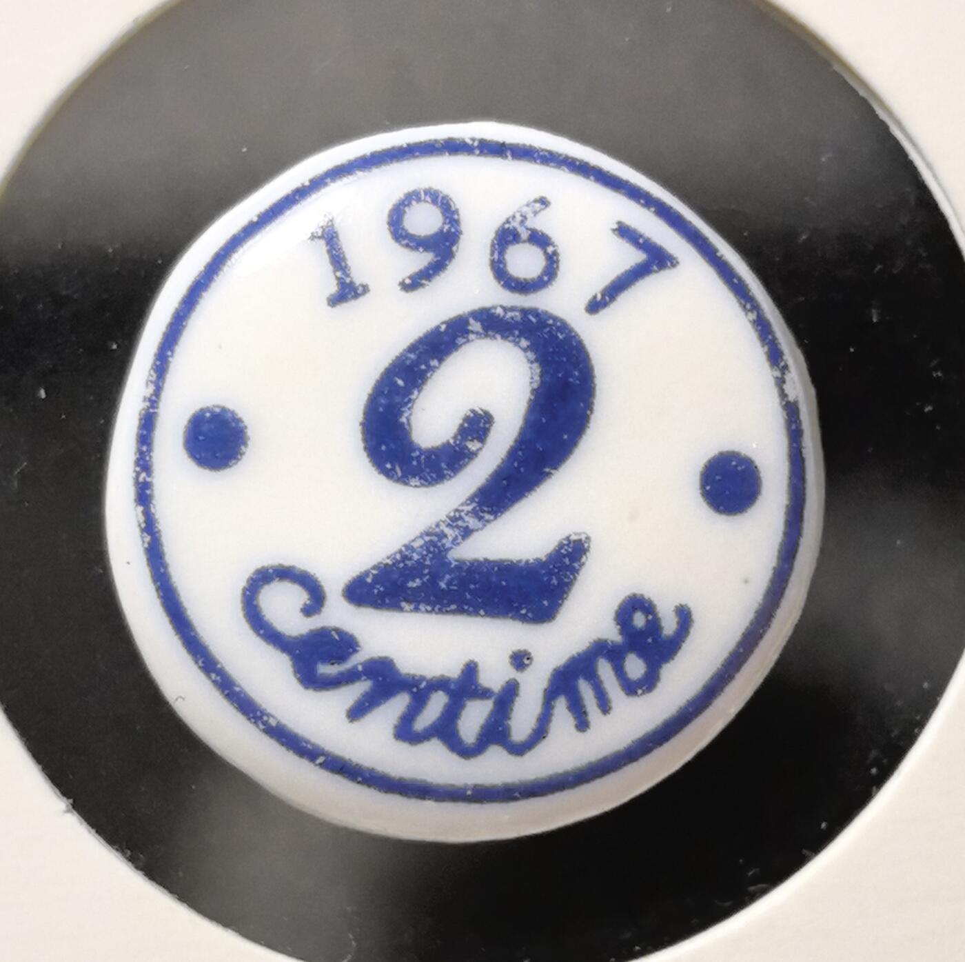 外国优质老铜币银币苏联纪念章，每周六晚九点倒数截拍，满百包邮可寄存，持续收拍 法国1967 年2 生丁瓷质代用币，以白瓷为胎、蓝釉绘字，正面清晰标注年份与面值，背面素净带穿孔，材质独特罕见，是近代法国小额支付的特殊遗存，兼具材质趣味与历史收藏价值。