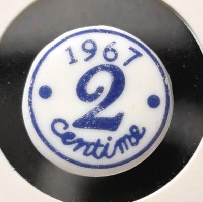 外国优质老铜币银币苏联纪念章，每周六晚九点倒数截拍，满百包邮可寄存，持续收拍 - 法国1967 年2 生丁瓷质代用币，以白瓷为胎、蓝釉绘字，正面清晰标注年份与面值，背面素净带穿孔，材质独特罕见，是近代法国小额支付的特殊遗存，兼具材质趣味与历史收藏价值。