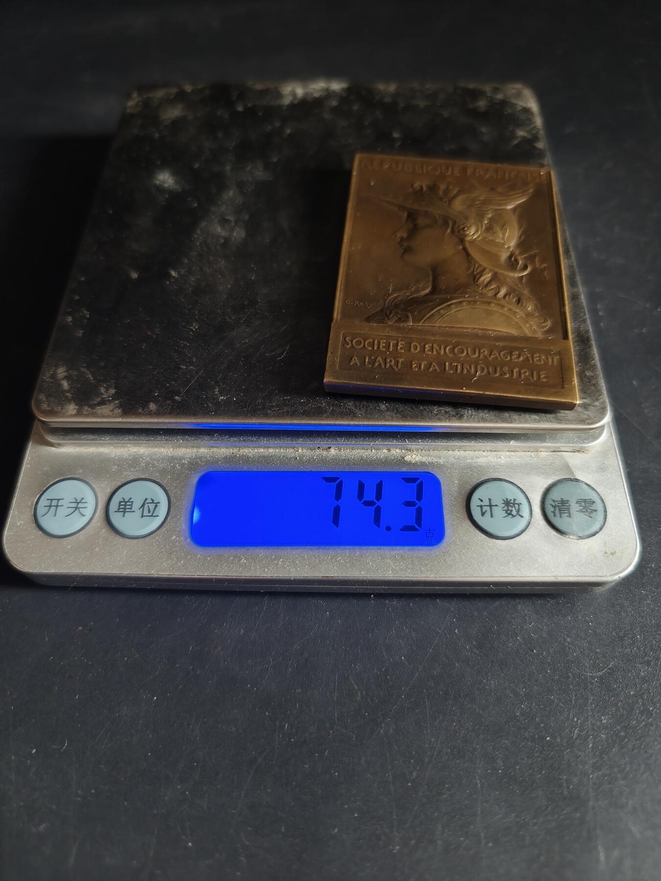 老王徽章第190期 法国1926年工业应用艺术沙龙方形大铜章     罗蒂大师名作    正面为戎装玛丽安娜    背面为智慧女神密涅瓦与火神伏尔甘     尺寸42×60mm     重量74.3g