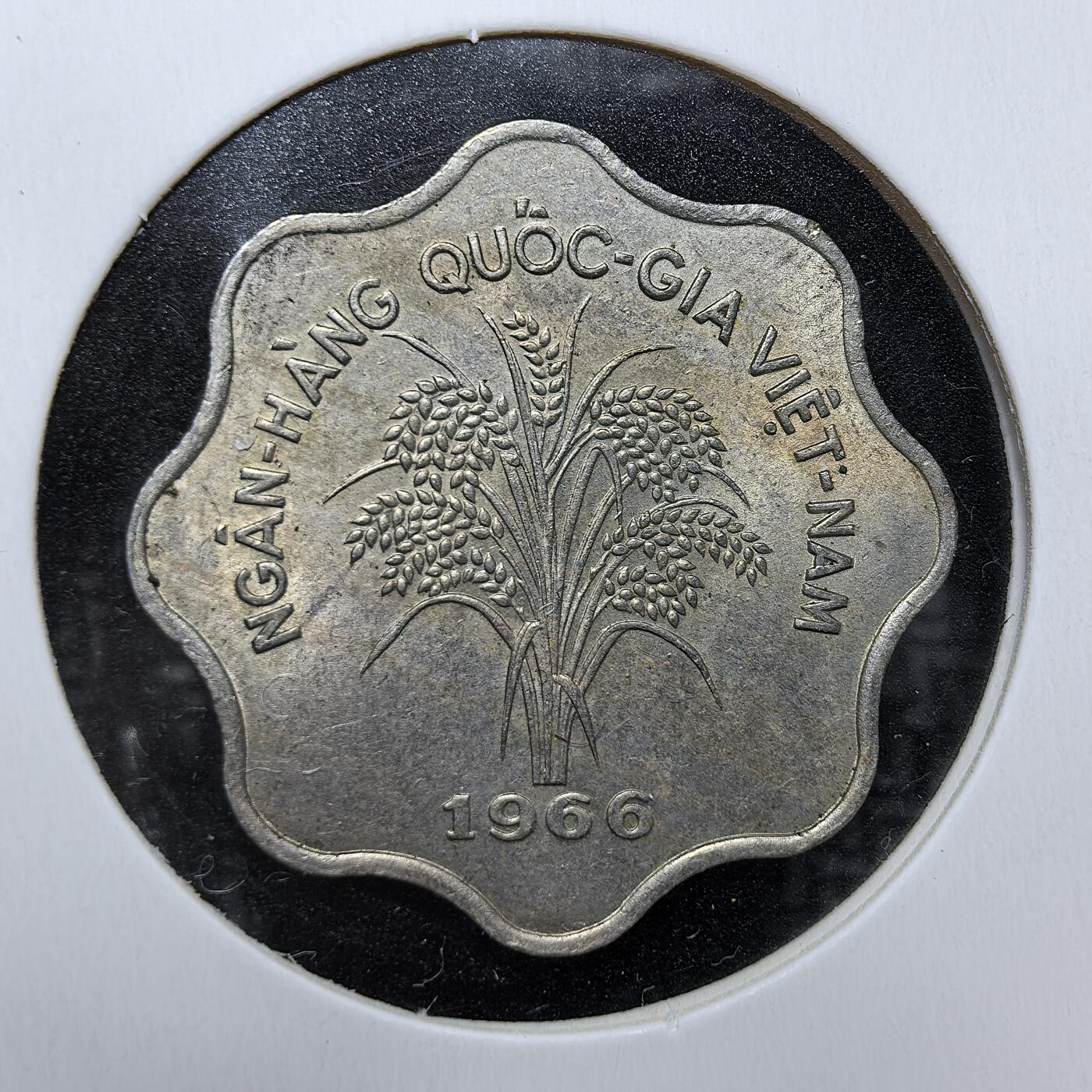 外国优质老铜币银币苏联纪念章，每周六晚九点倒数截拍，满百包邮可寄存，持续收拍 南越1966年5盾，独特波浪形边缘设计，正面稻穗纹饰象征农耕文明，背面面值清晰，是越南战争时期的历史见证，极具东南亚钱币收藏价值。
