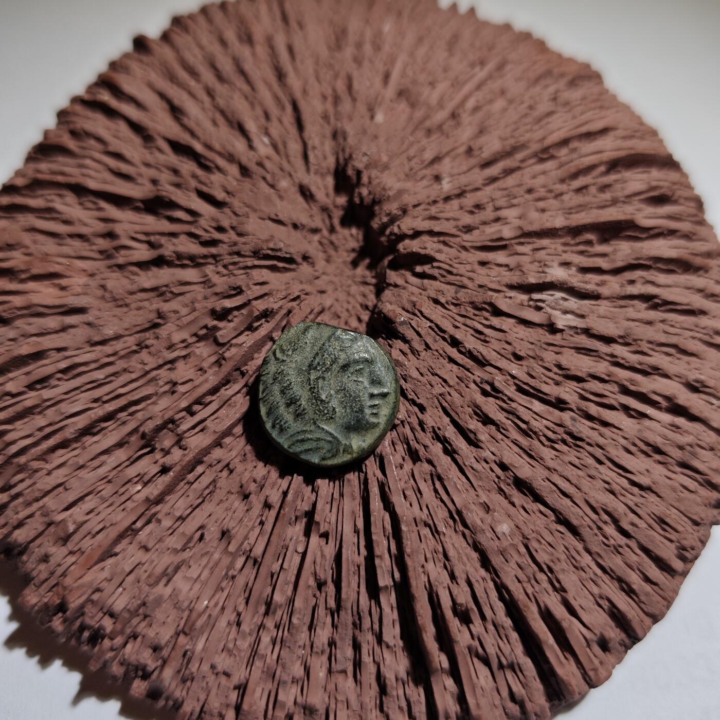 大象古币古希腊古罗马钱币专场首次拍卖1 古希腊马其顿王国亚历山大大帝大力神赫拉克勒斯铜币黑皮壳 公元前336-前323年 大力神头戴狮皮盔头像，背面是大力神的武器弓箭袋和狼牙棒