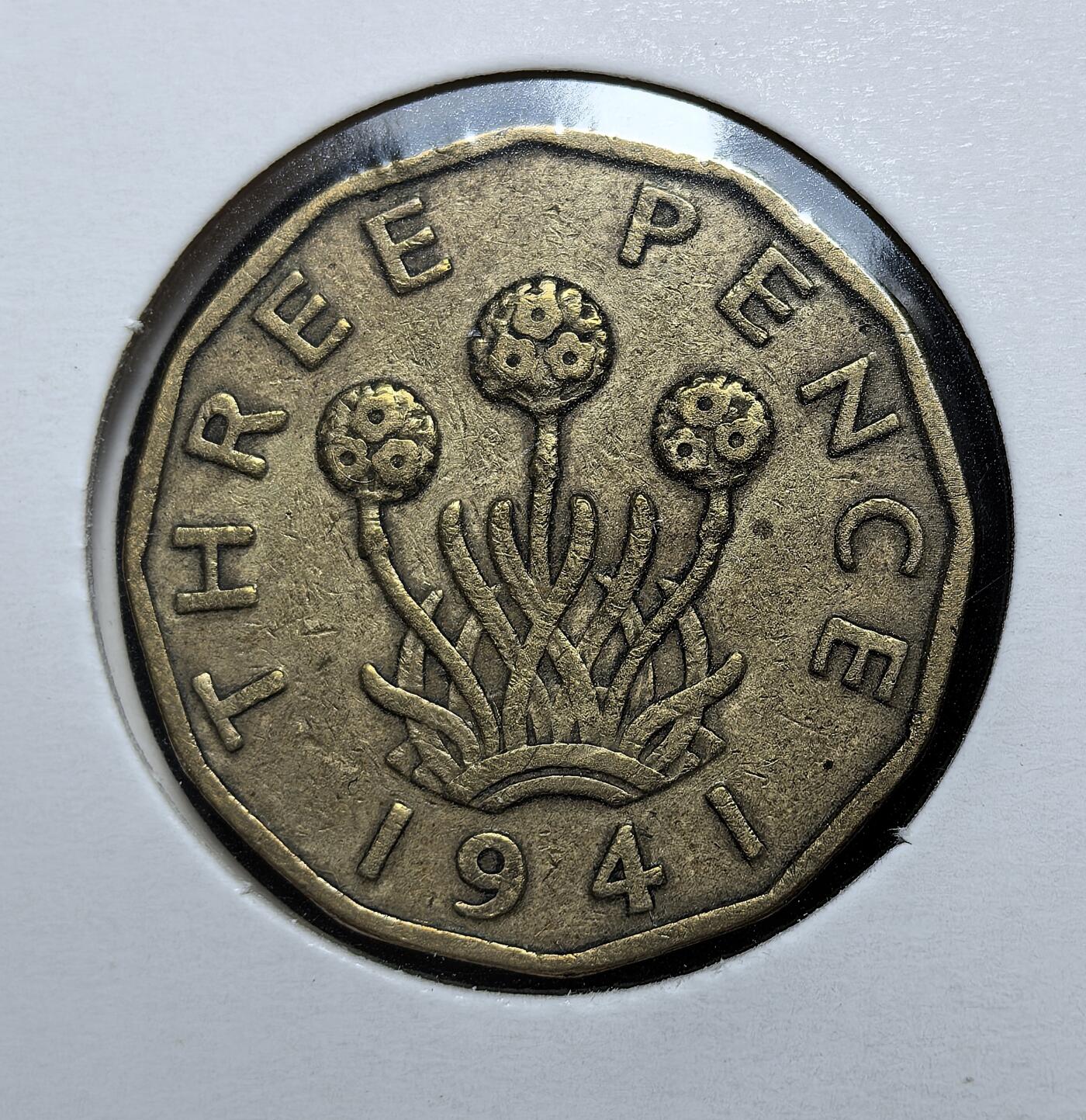 外国优质老铜币银币苏联纪念章，每周六晚九点倒数截拍，满百包邮可寄存，持续收拍 英国乔治六世1941年3便士铜币，十二边形形制独特，正面为国王头像，背面是蓟草纹饰，二战时期发行，包浆自然，历史与工艺价值兼具，是英系钱币收藏佳品。