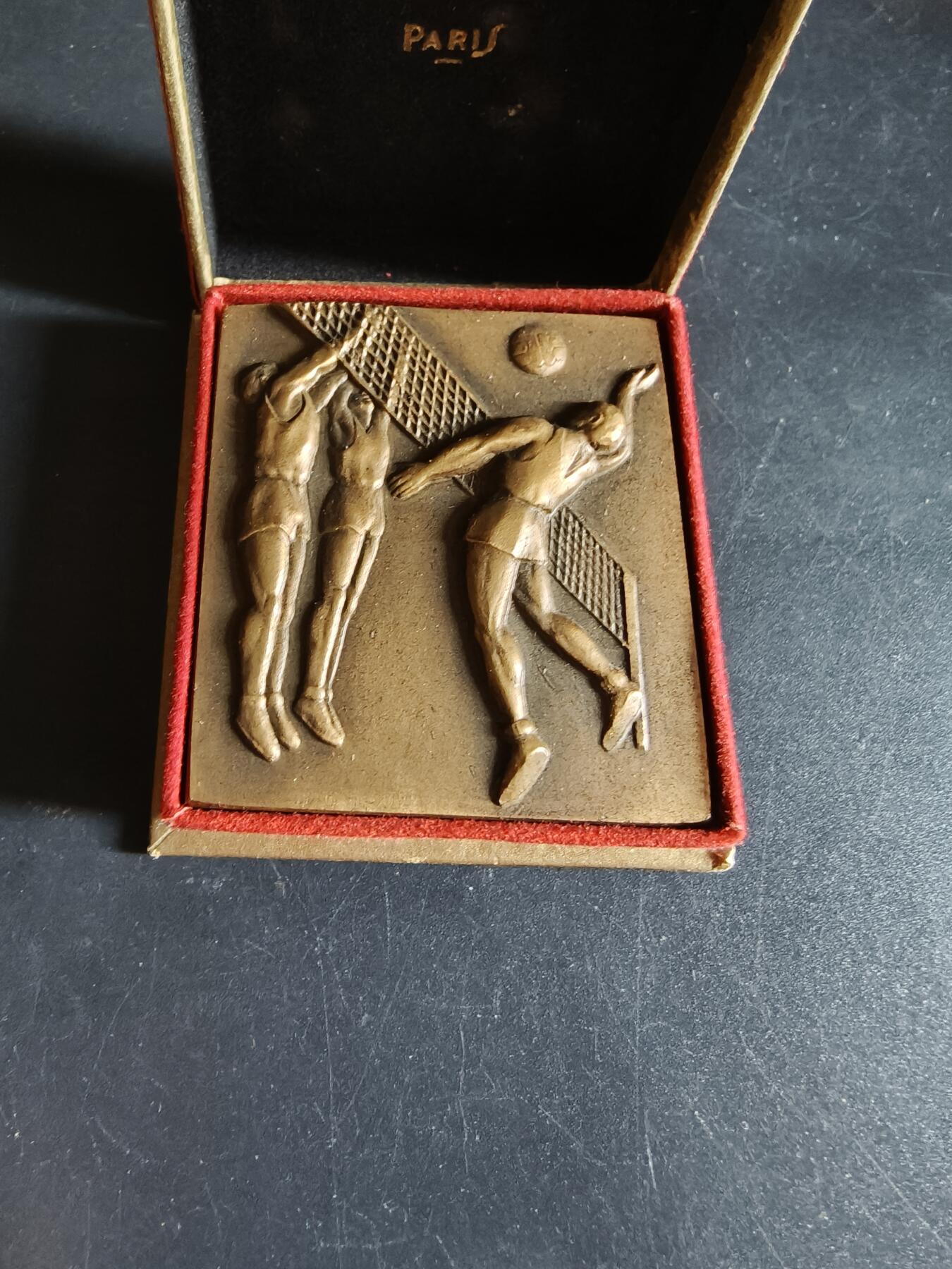 老王徽章第190期 法国排球运动方形大铜章    原盒     尺寸48×53mm     重量80.9g