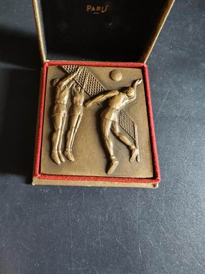 老王徽章第190期 - 法国排球运动方形大铜章    原盒     尺寸48×53mm     重量80.9g